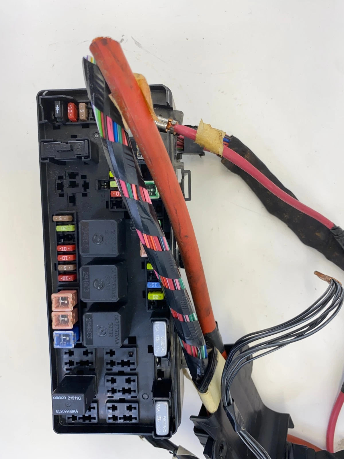 2010 CHRYSLER 300 REAR POWER DISTRIBUTION CENTER FUSE BOX FACTORY 68028014AB OEM