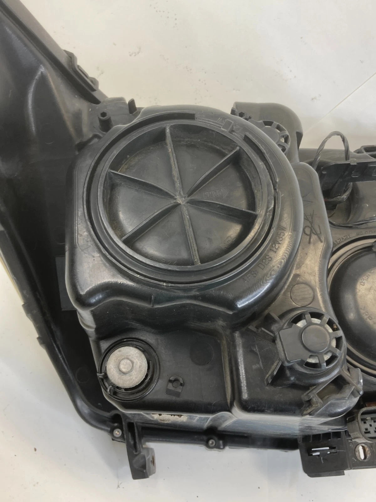 2010-2016 CADILLAC SRX RIGHT PASSENGER SIDE HEADLIGHT HEADLAMP HALOGEN OEM