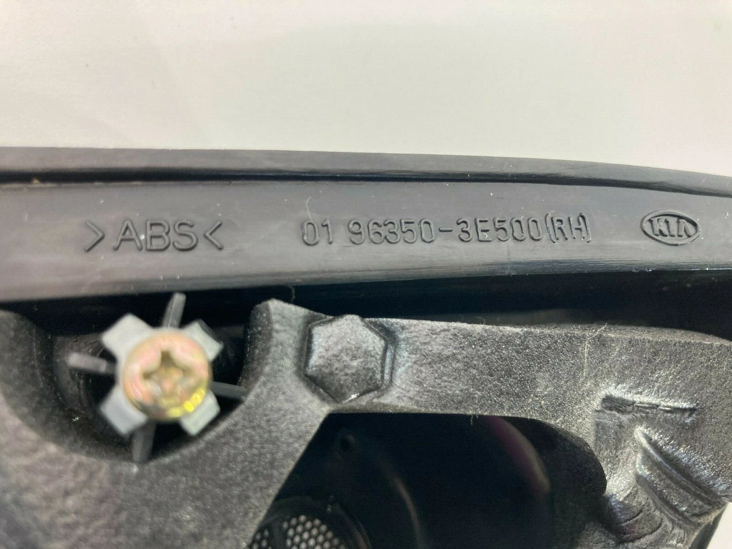 2003-2006 KIA SORENTO FRONT RIGHT PASSENGER SIDE TWEETER COVER TRIM 96350-3E500