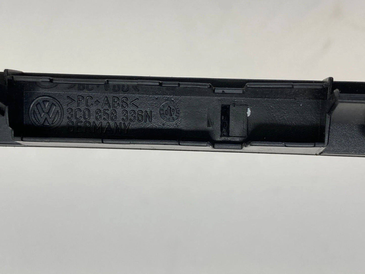 2009-2012 VOLKSWAGEN CC FRONT CENTER DASH PANEL BAR TRIM BEZEL 3C0-858-336N OEM