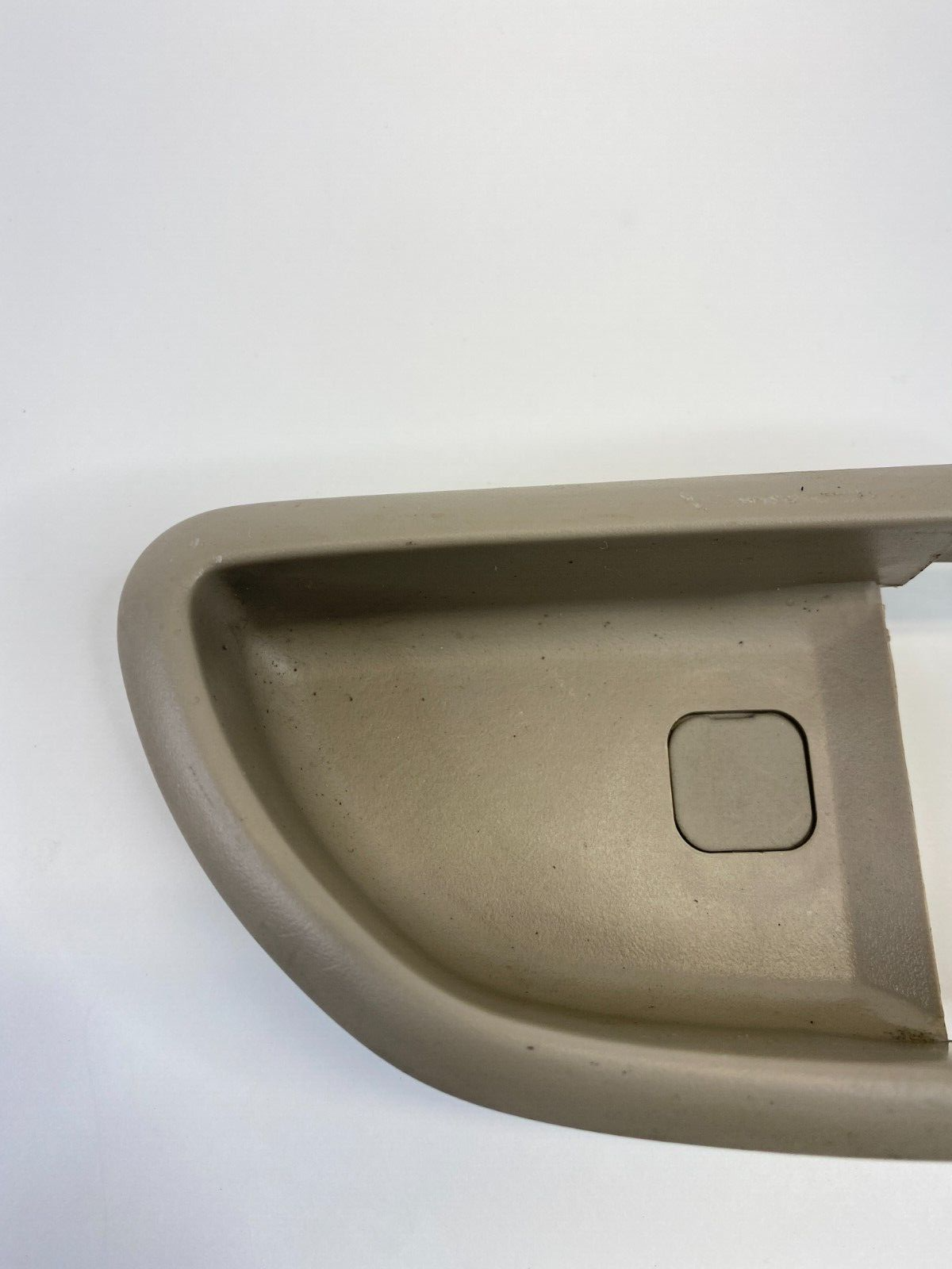 2003-2009 Kia Sorento Rear Right Side Inner Door Handle Bezel Trim 82622-3E000