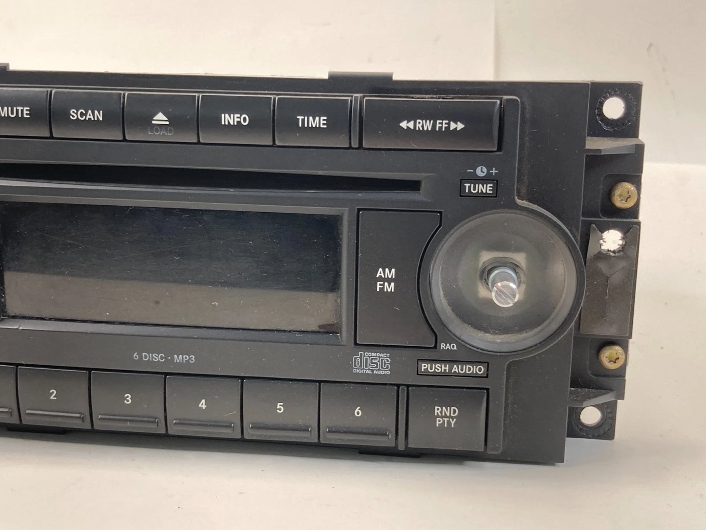 2005-2007 JEEP GRAND CHEROKEE STEREO RADIO AM/FM CD PLAYER UNIT 05064072AD