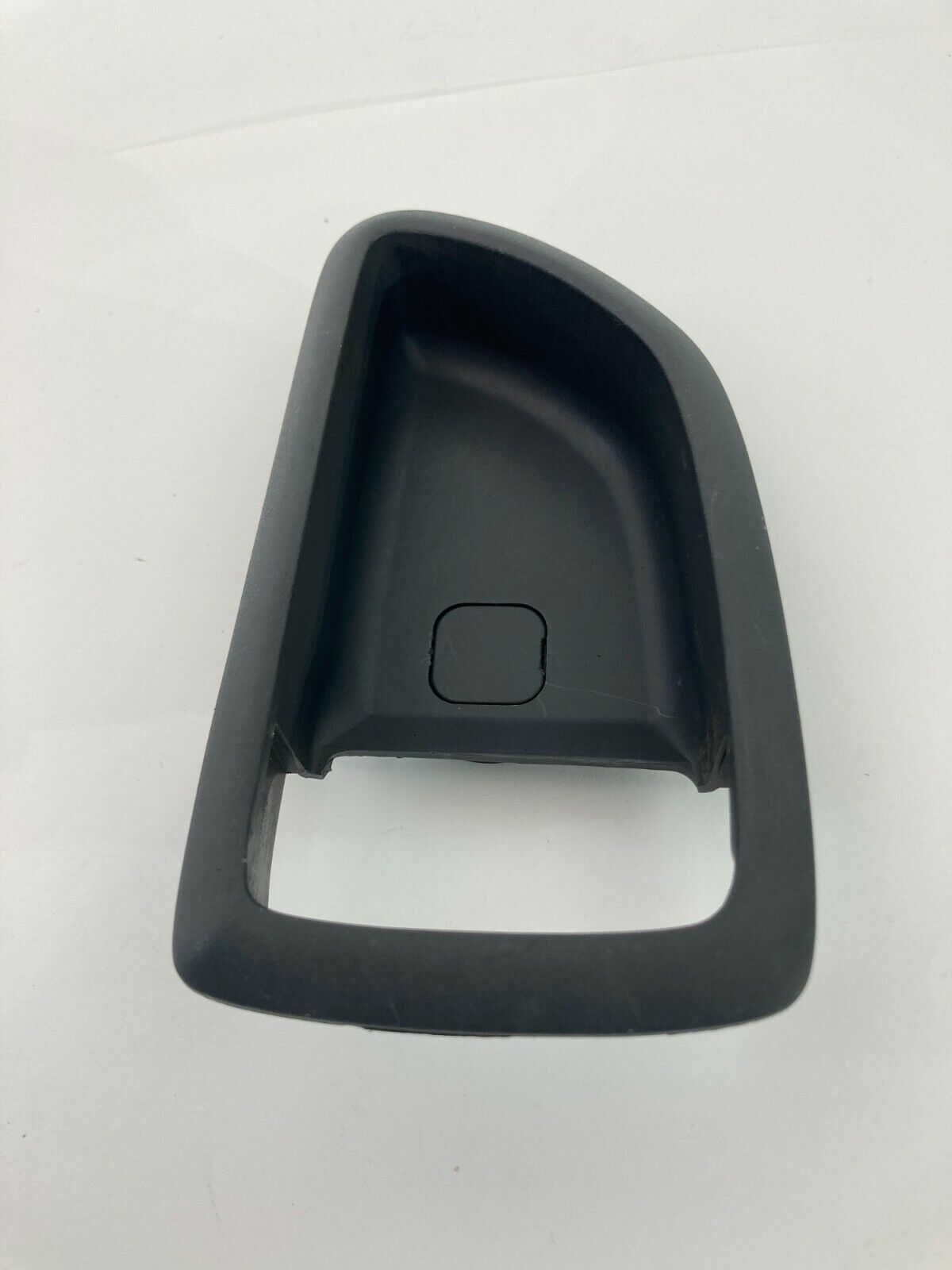 2003-2009 Kia Sorento Front Left Side Inner Door Handle Bezel Cover 82612-3E000