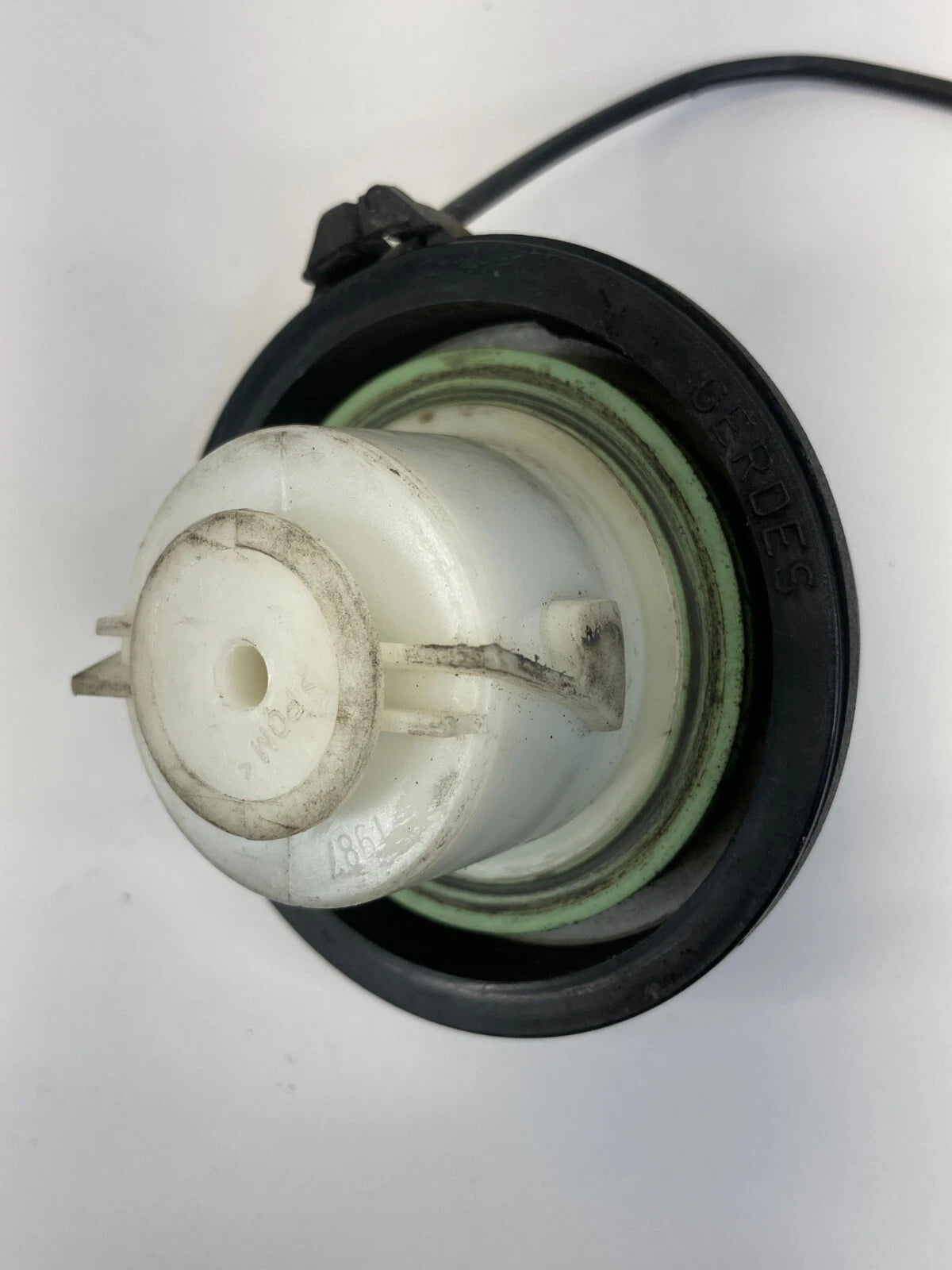 2006-2009 CHEVROLET TRAILBLAZER 4.2L L6 FUEL FILLER GAS TANK CAP LID COVER OEM