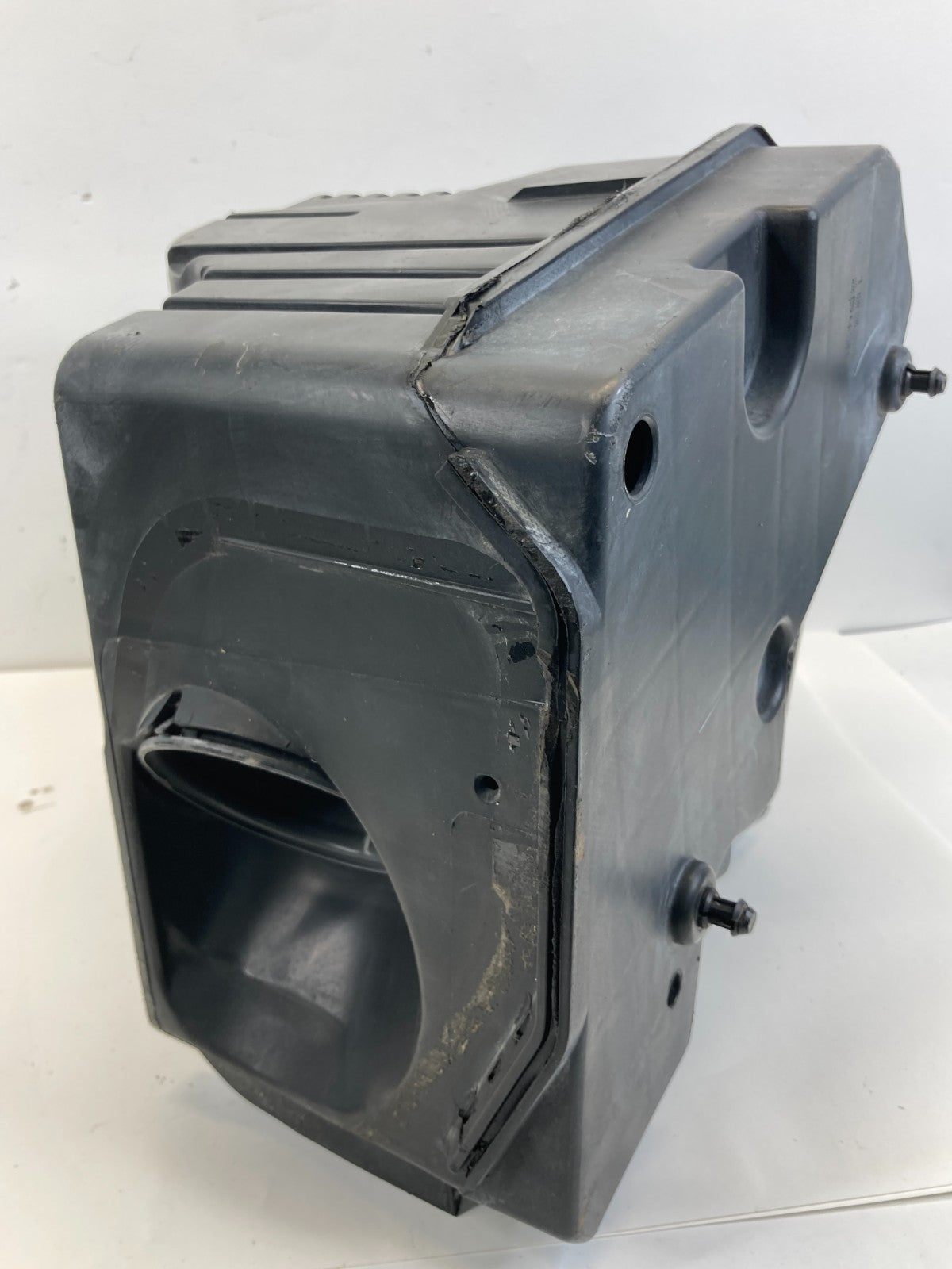 2000-2005 Chevrolet Monte Carlo 3.8L Air Intake Cleaner Box Assembly OEM