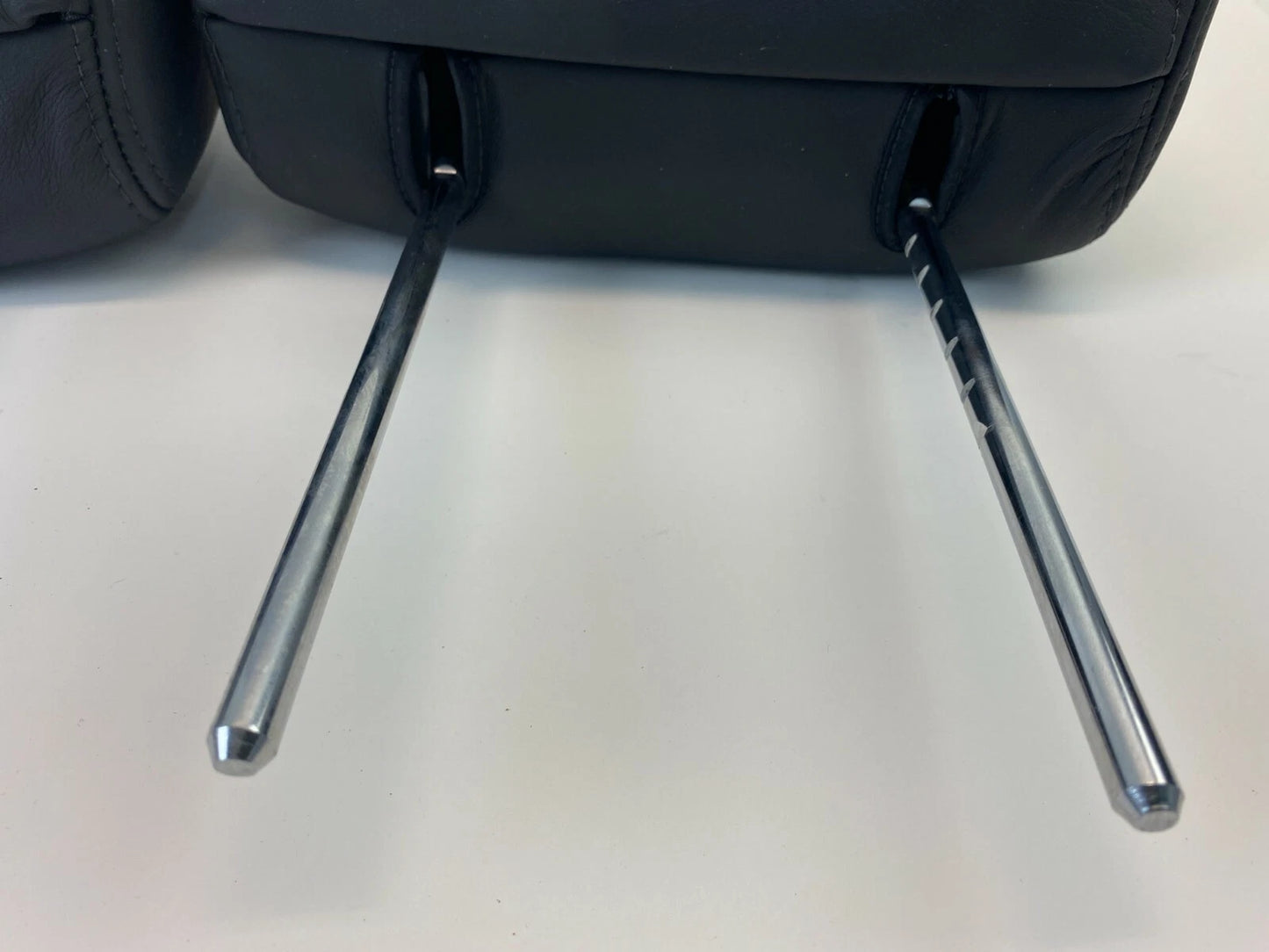 2004 2005 KIA AMANTI SEDAN FRONT RIGHT & LEFT SEAT HEADREST HEAD REST PAIR OEM