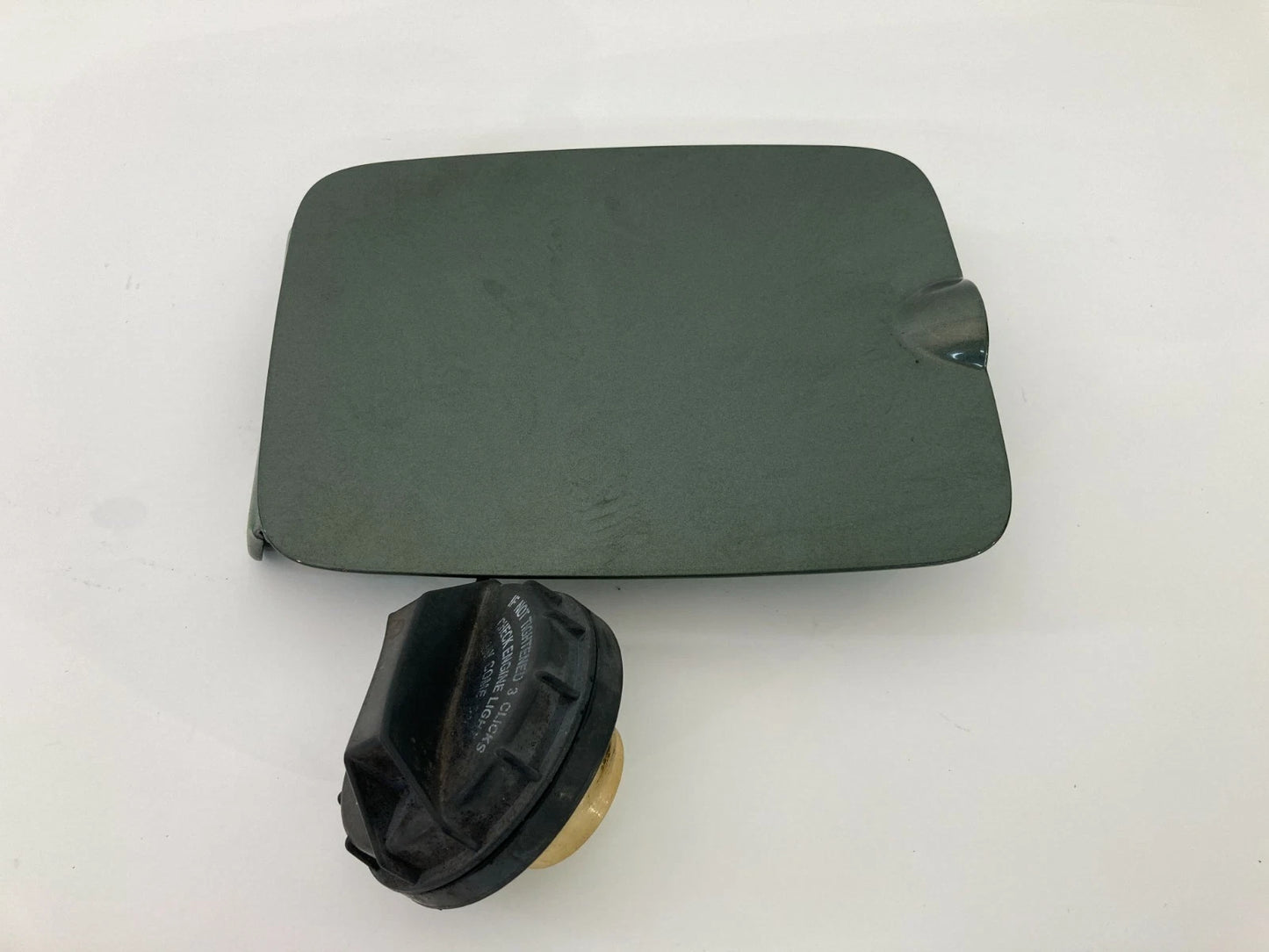 03 04 05 06 07 08 09 KIA SORENTO FUEL FILLER TANK DOOR GAS LID COVER ASSEMBLY