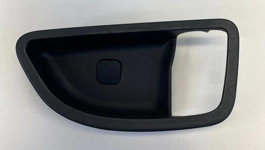 2013-2017 HYUNDAI ELANTRA GT INTERIOR RIGHT DOOR HANDLE BEZEL COVER 82621-A5000