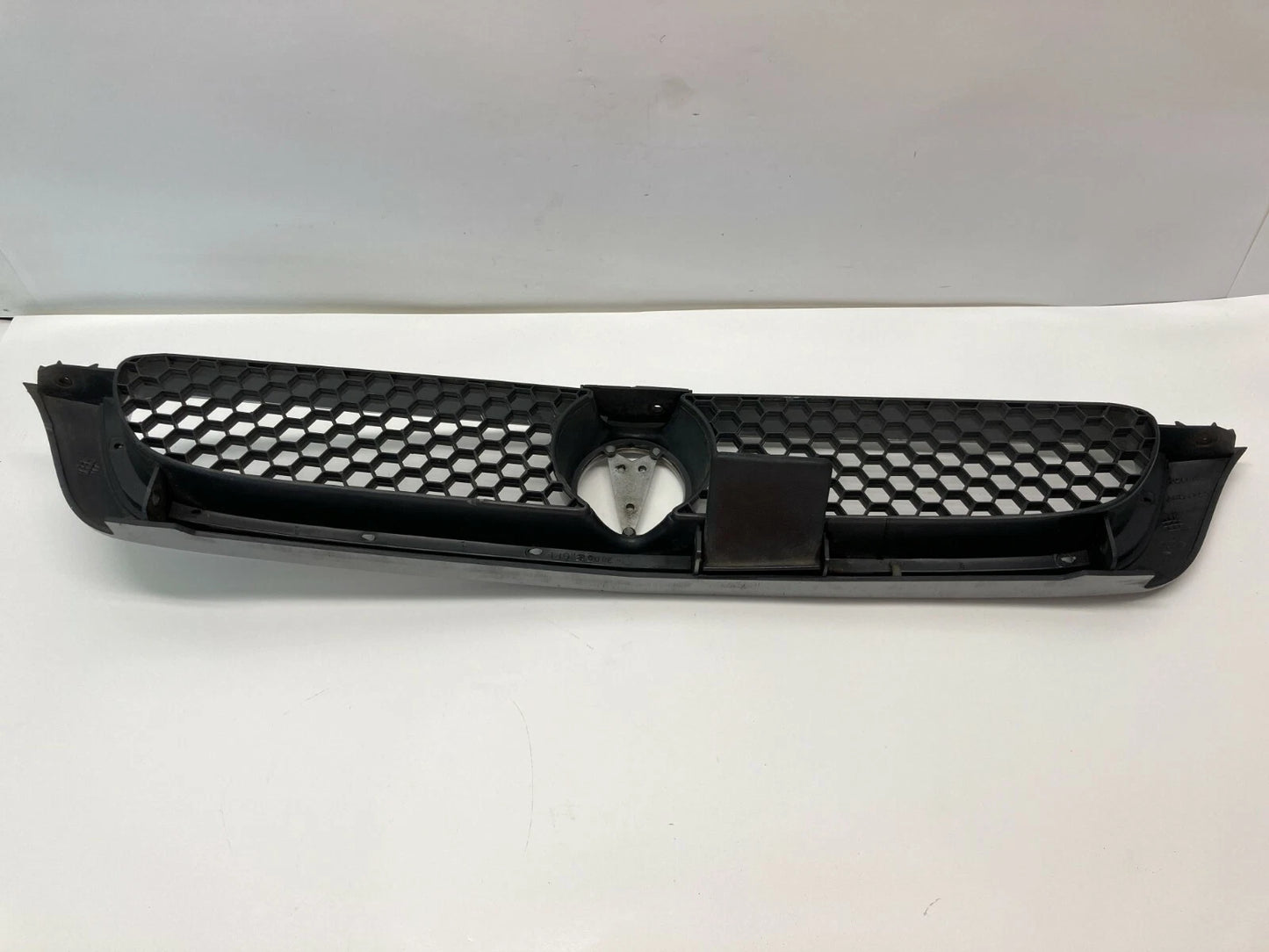 1993-1995 PONTIAC BONNEVILLE FRONT GRILL GRILLE W/ EMBLEM SILVER 25607598 OEM