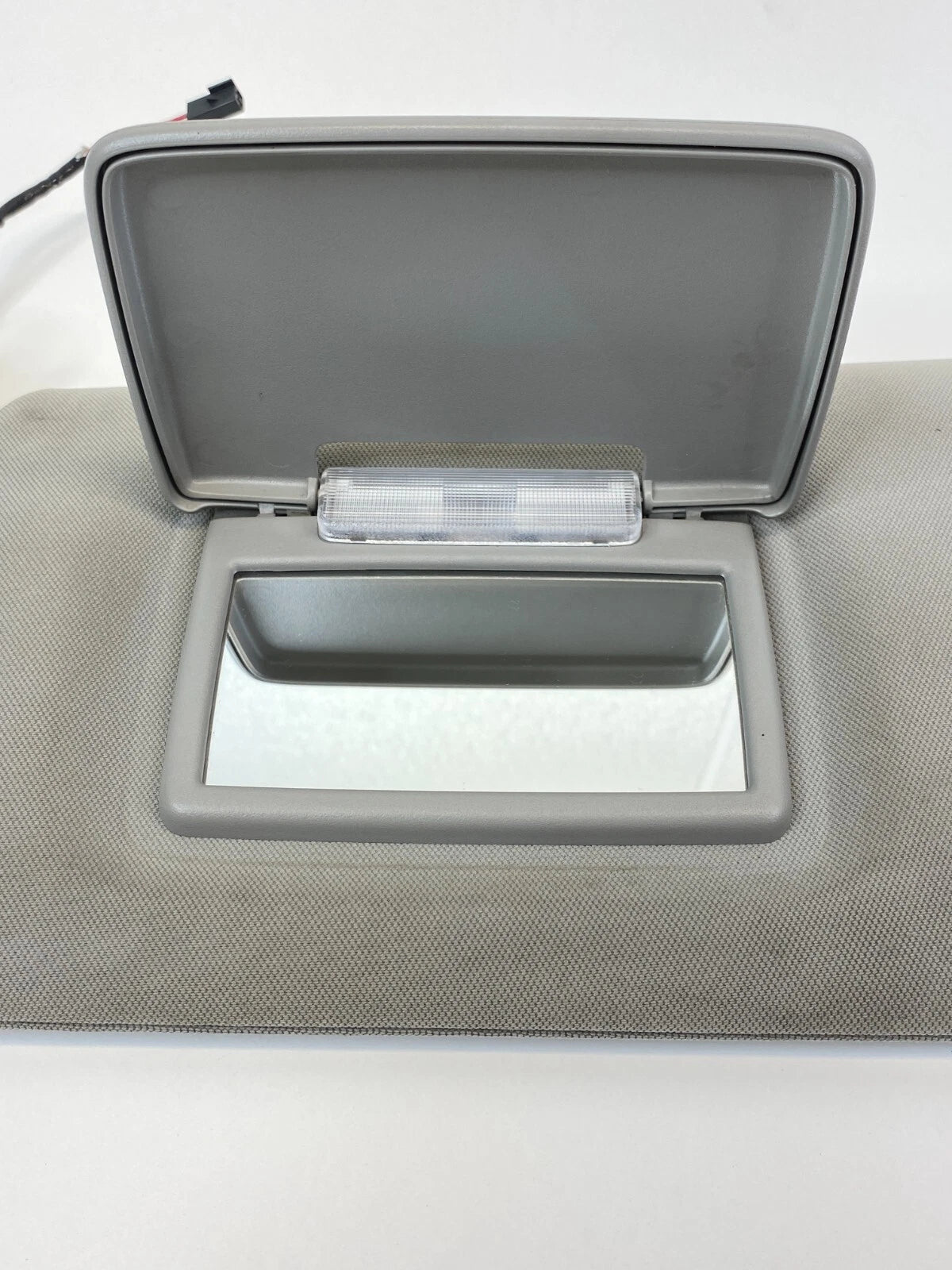 2005-2007 BUICK TERRAZA LEFT DRIVER SIDE SUNVISOR SUN VISOR SHADE W/ LIGHT OEM