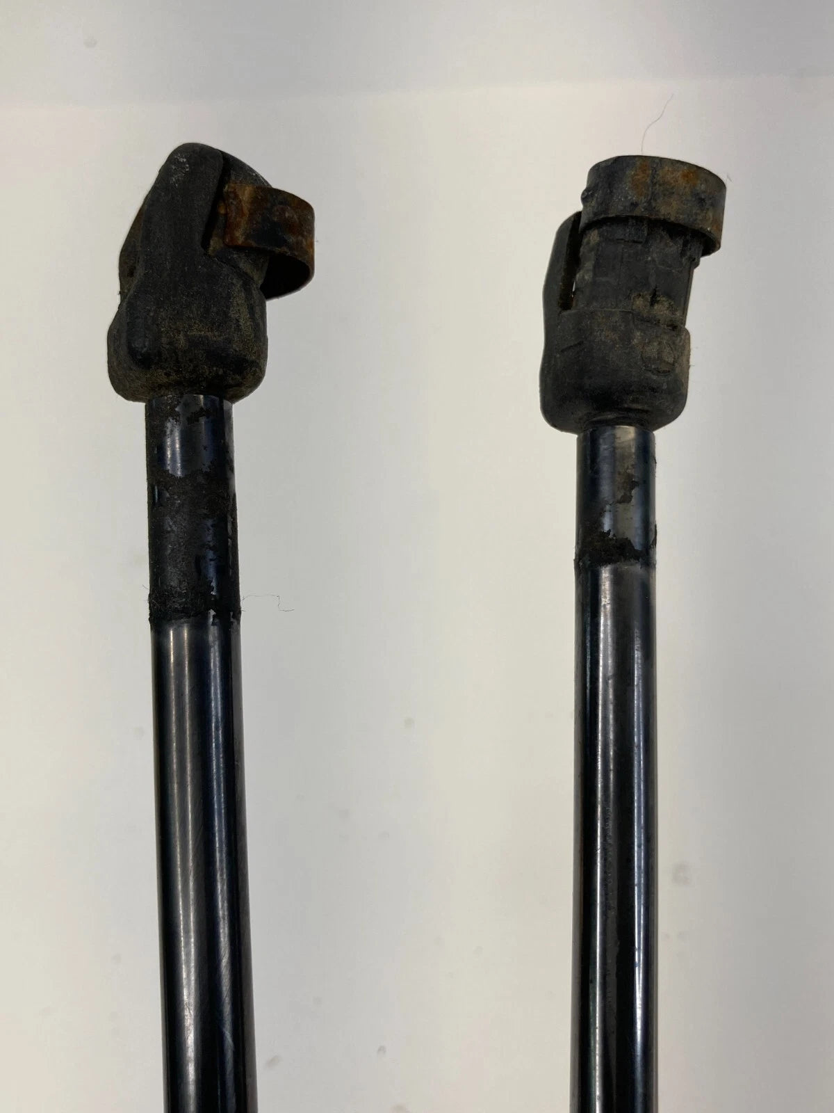 04-09 CADILLAC SRX BASE HATCH LIFTGATE LIFT CYLINDER STRUT SUPPORT PAIR 25736515