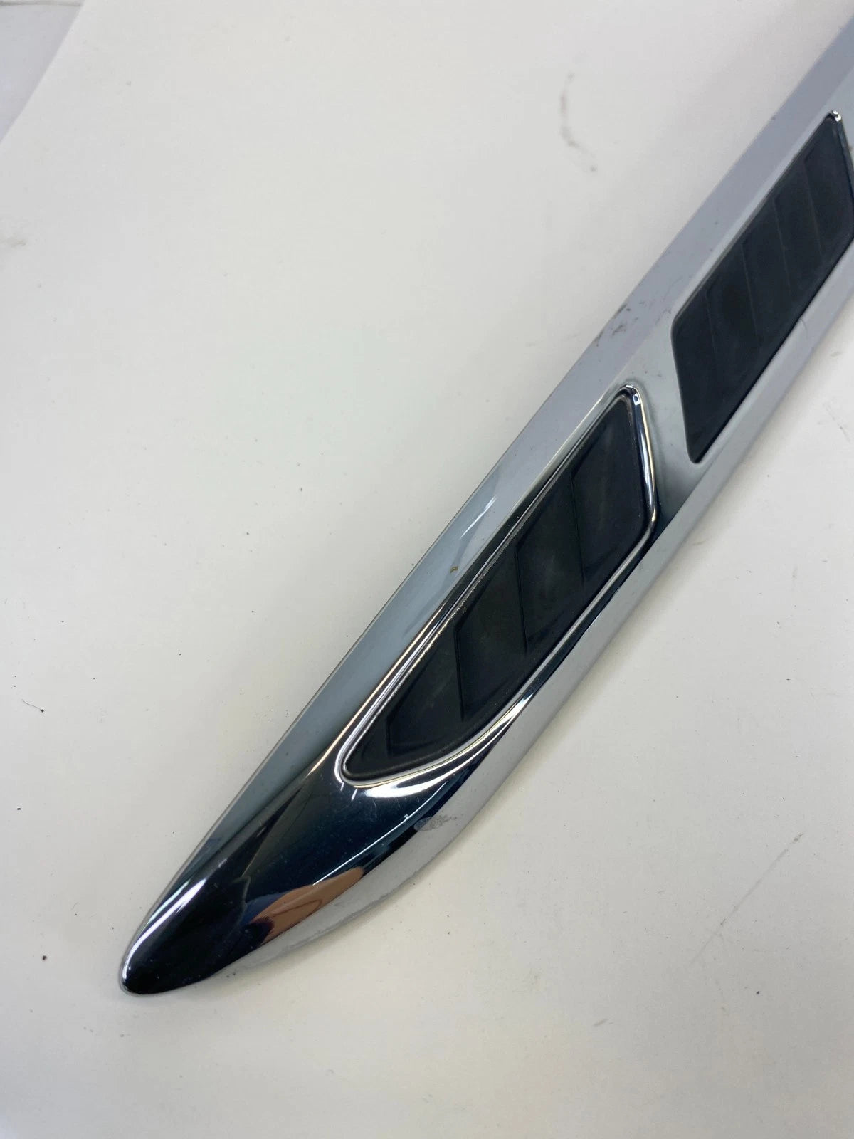 2008-2012 BUICK ENCLAVE FR LEFT HOOD EXTERIOR GRILLE MOLDING CHROME 25867285 OEM
