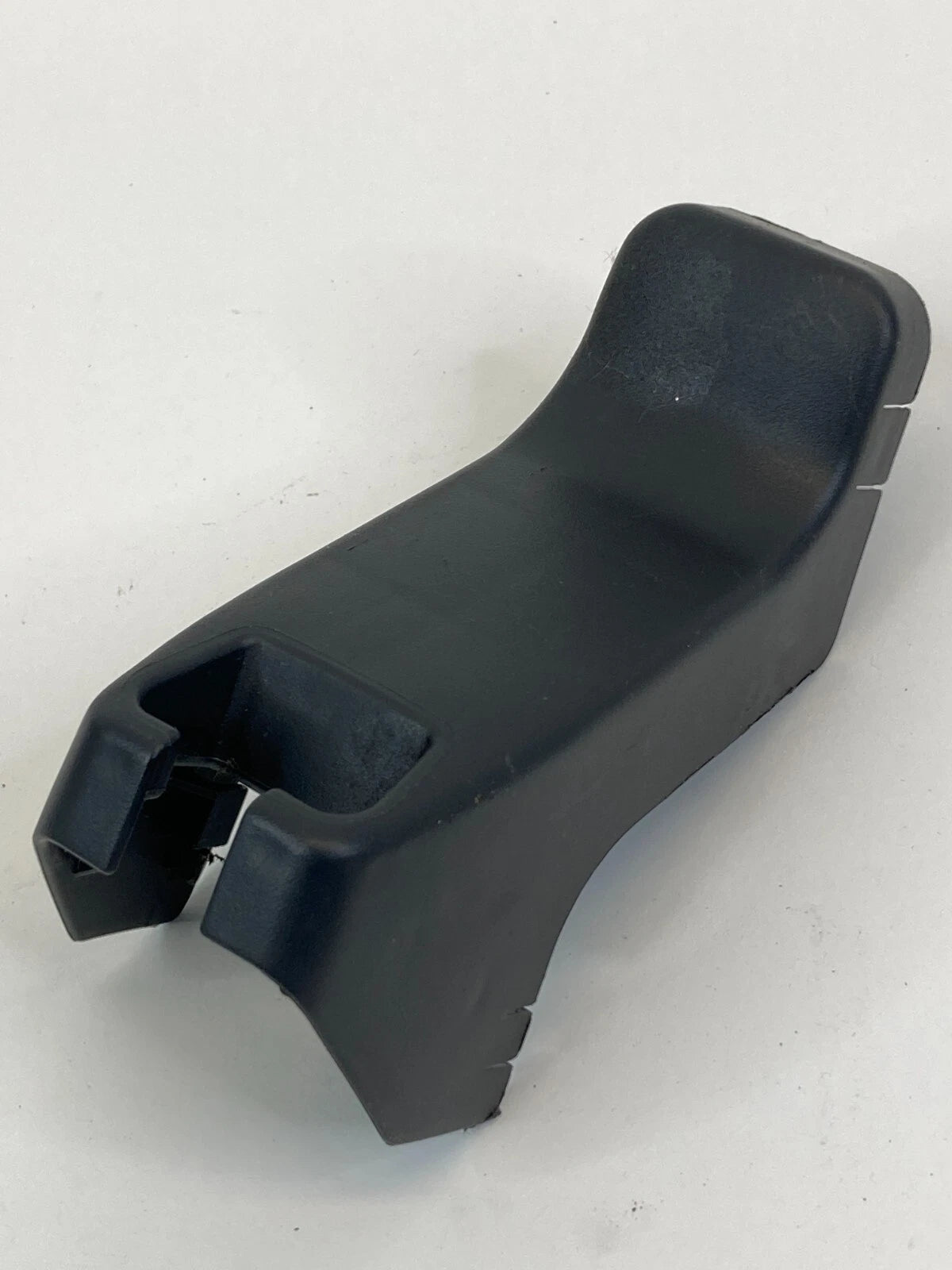 02-06 TOYOTA CAMRY FRONT RIGHT SEAT OUTER TRACK END CAP COVER TRIM 72137-AA020