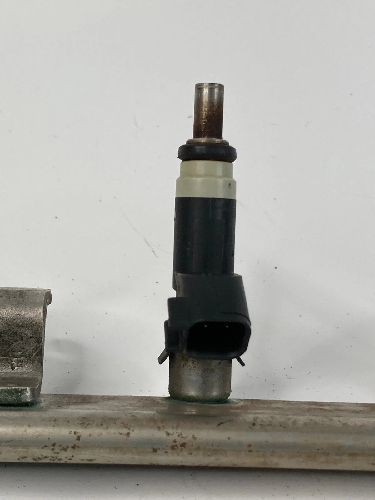 2008-2014 DODGE AVENGER 2.4L A/T FUEL INJECTOR RAIL SET 04891577AB OEM