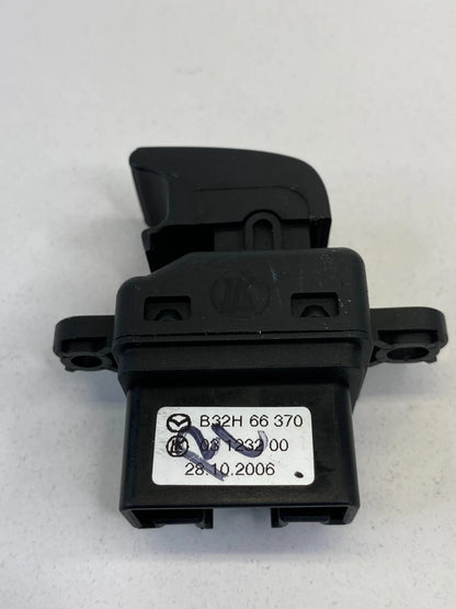 2004-2009 MAZDA 3 MAZDA3 REAR LEFT SIDE DOOR POWER WINDOW SWITCH B32H-66-370 OEM