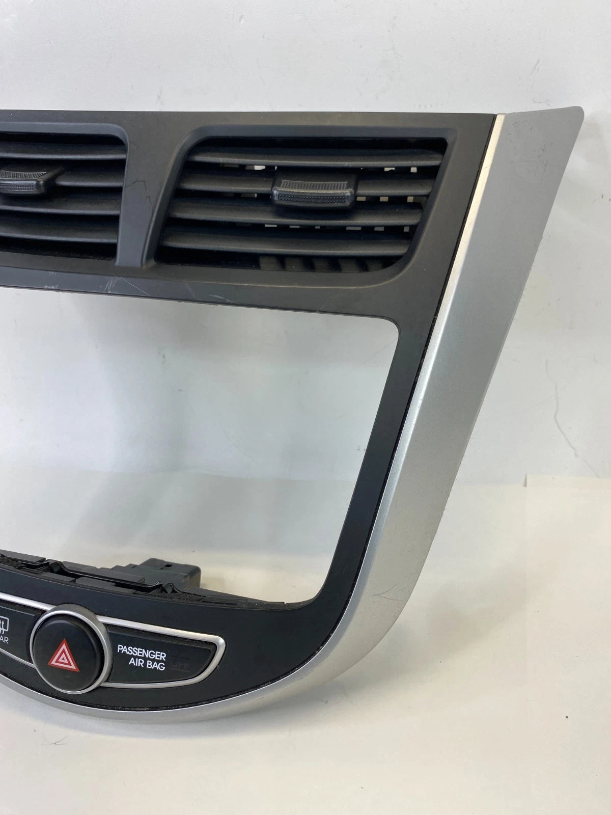 2012-2017 HYUNDAI ACCENT DASH RADIO BEZEL TRIM W/ AIR VENTS HAZARD SWITCH BUTTON