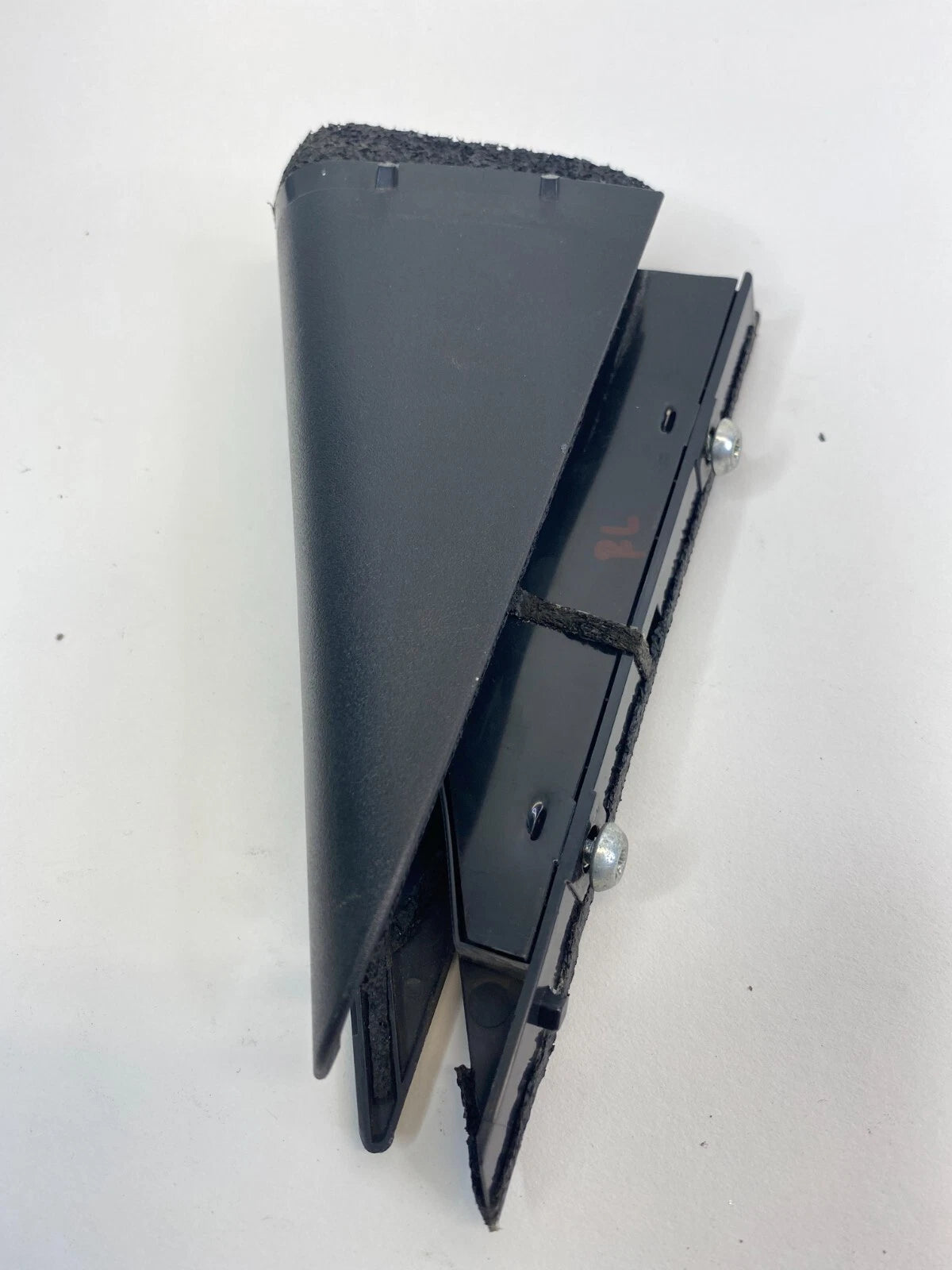 2008-2013 NISSAN ROGUE REAR LEFT SIDE DOOR CORNER WINDOW GLASS COVER CHANNEL OEM