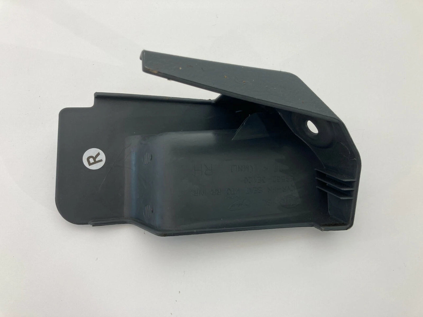 2003 2004 KIA SORENTO FRONT RIGHT PASSENGER SEAT TRACK END COVER 88562-3E120 OEM