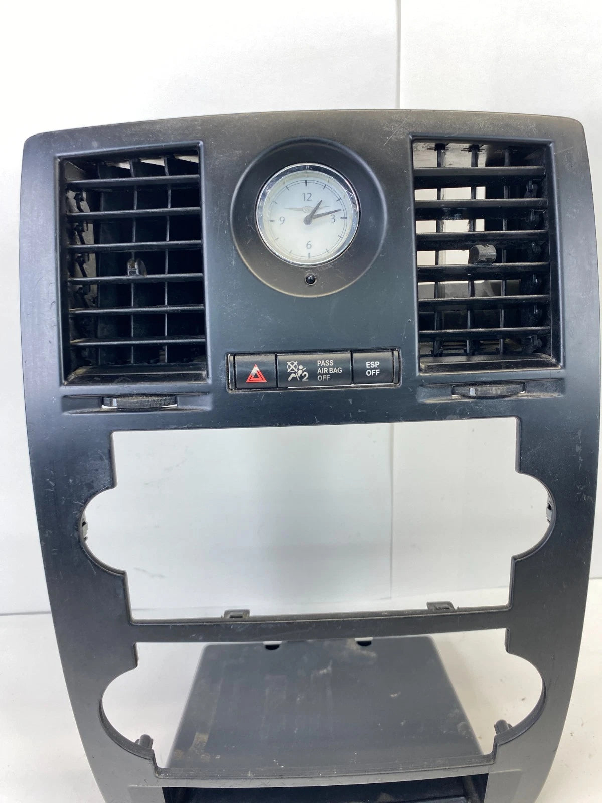 2005-2007 CHRYSLER 300 DASH RADIO BEZEL W/ AIR VENTS PANEL & CLOCK 04602385AC