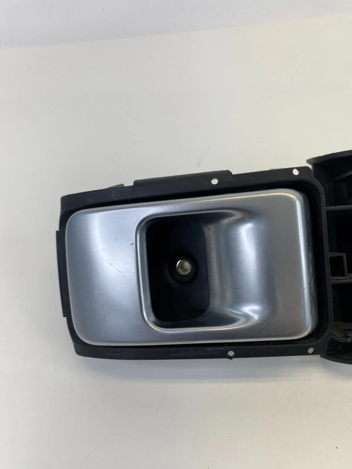 2003-2005 RANGE ROVER REAR RIGHT PASSENGER INTERIOR DOOR HANDLE OEM 7026622