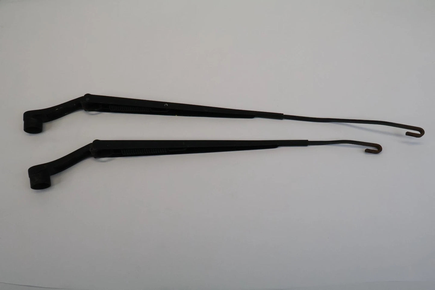 2006-2011 HYUNDAI ACCENT FRONT WINDSHIELD WIPER ARM PAIR SET OEM