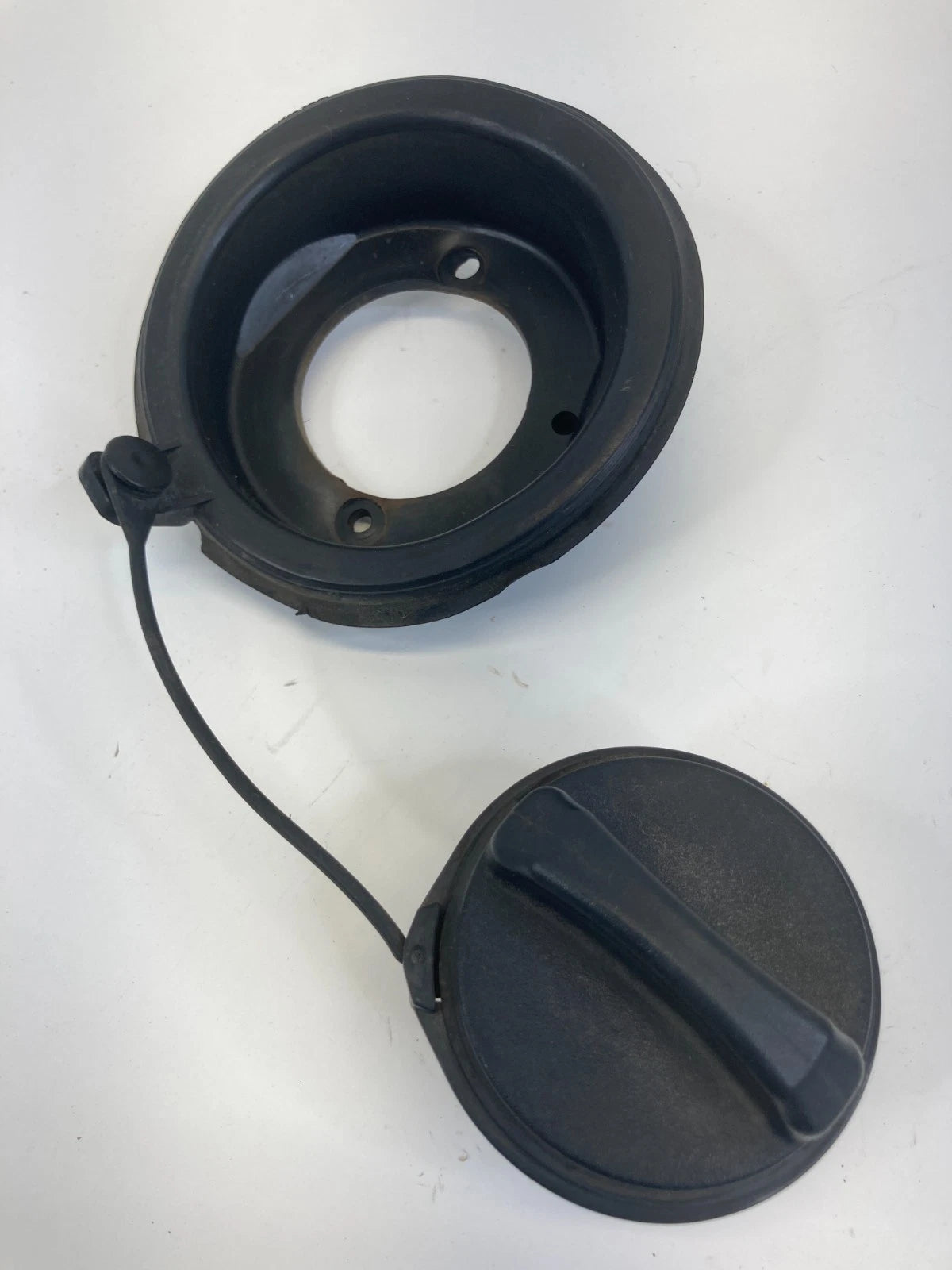 2005-2007 MERCURY MARINER FORD ESCAPE FUEL TANK FILLER GAS CAP COVER ASSY OEM