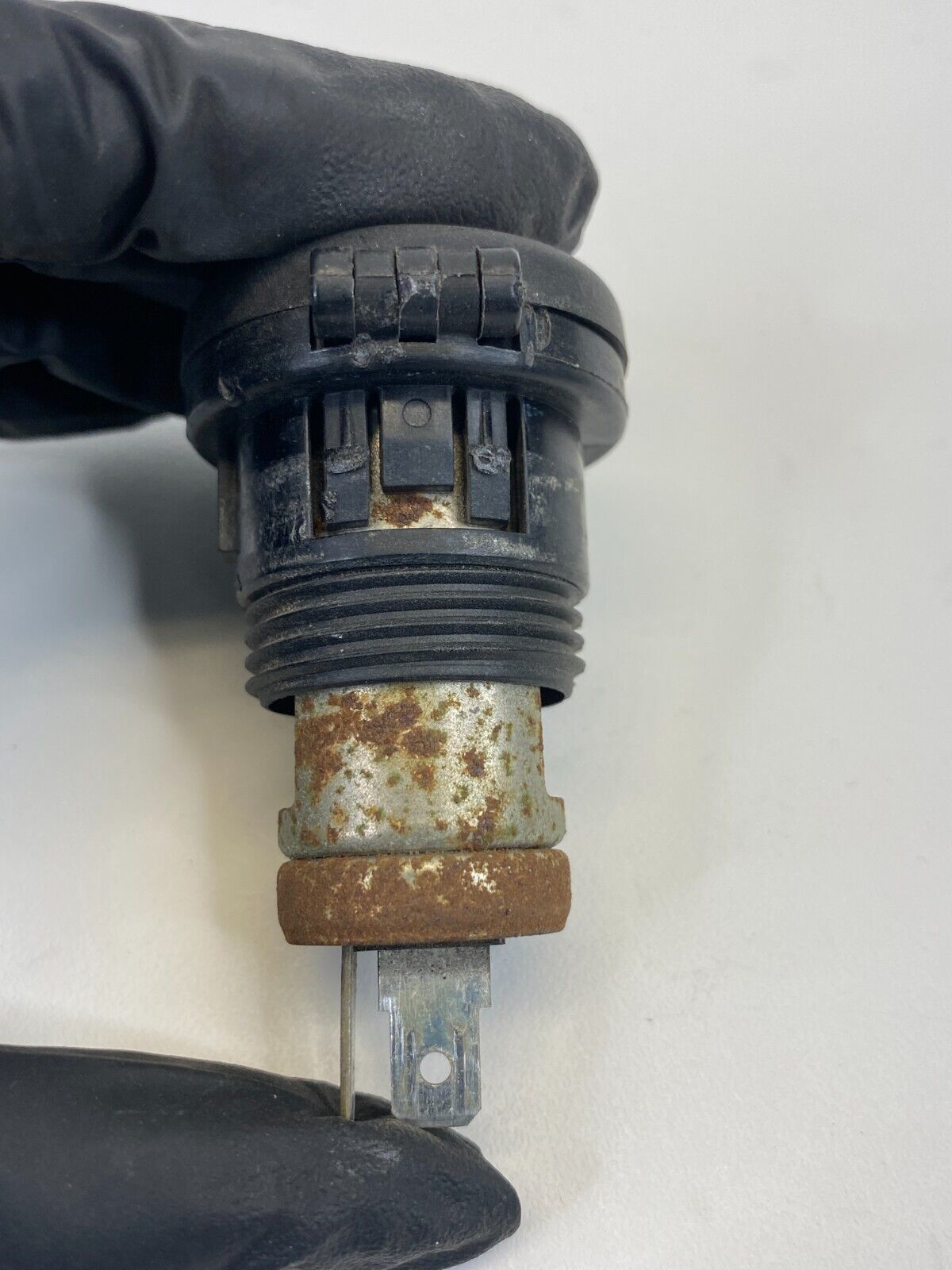 2001-2004 Nissan Pathfinder Rear 12V Power Outlet Plug Ignition Socket OEM