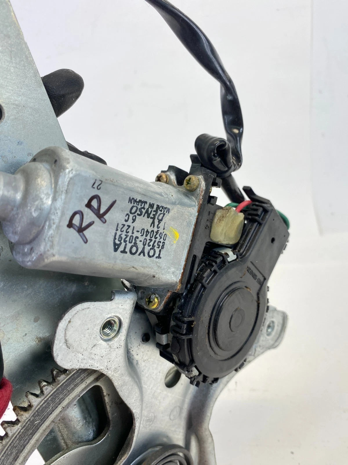 1998-2005 LEXUS GS300 REAR RIGHT SIDE DOOR WINDOW MOTOR REGULATOR 85720-30291