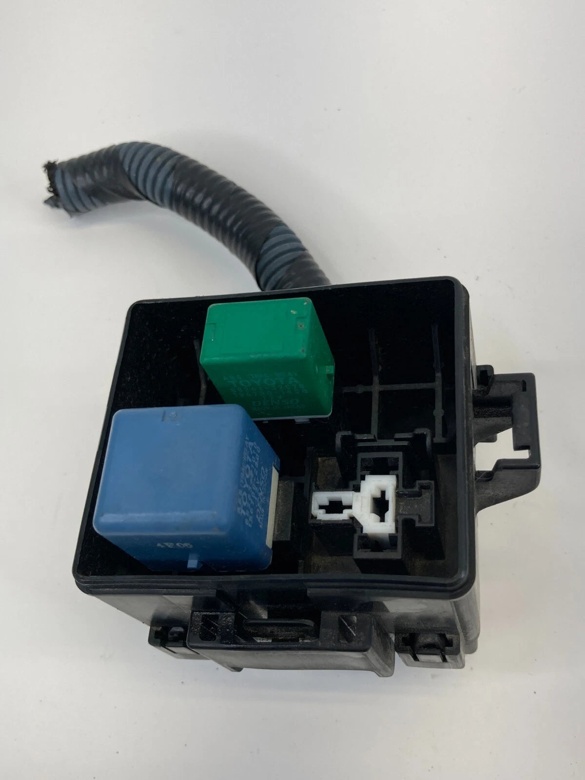 2004-2006 LEXUS LS430 4.3L ENGINE COMPARTMENT FUSE RELAY BOX MODULE OEM