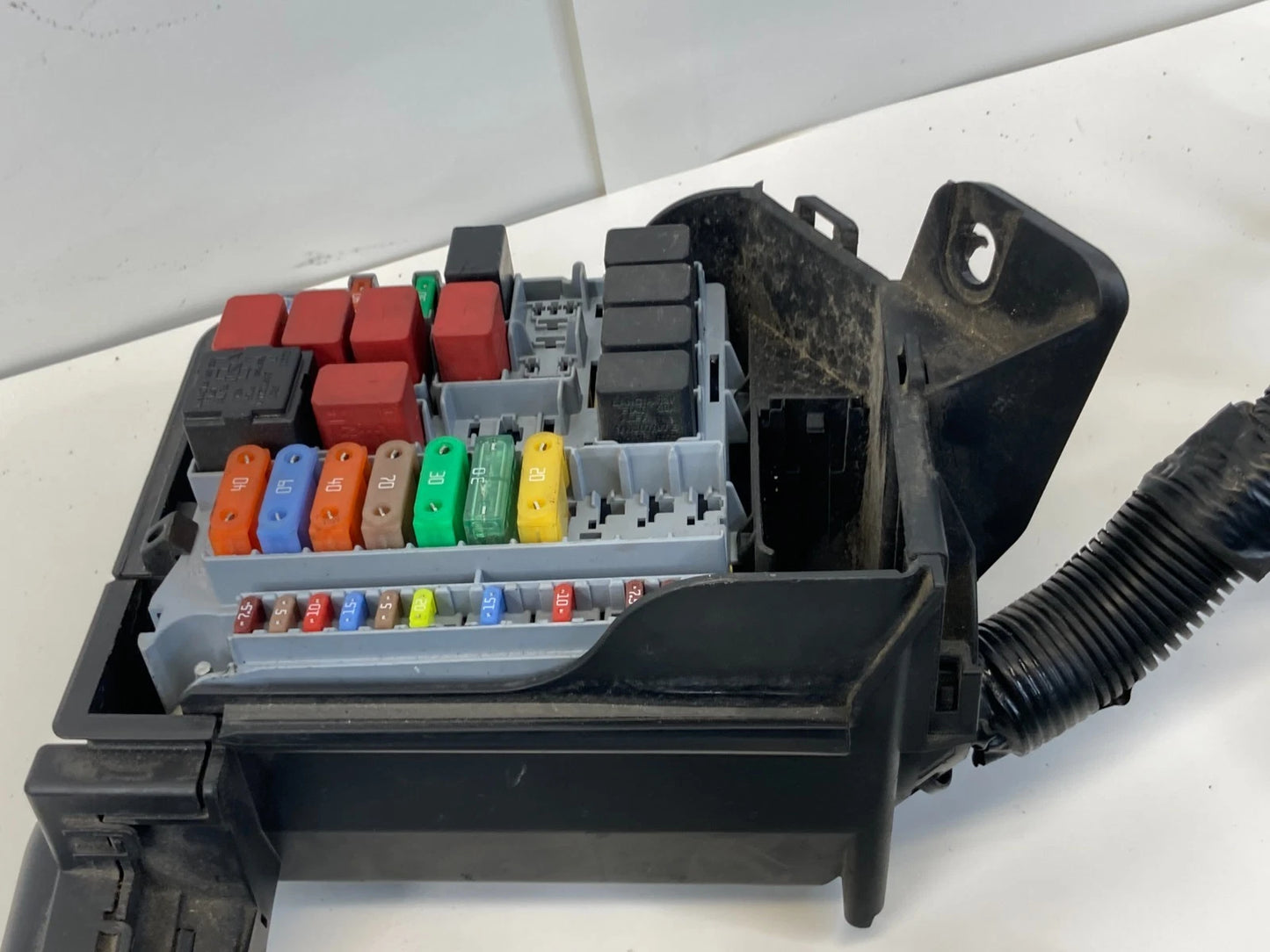 2012-2017 Fiat 500 A/T Engine Fuse Relay Box Fusebox Compartment w/ Terminal OEM