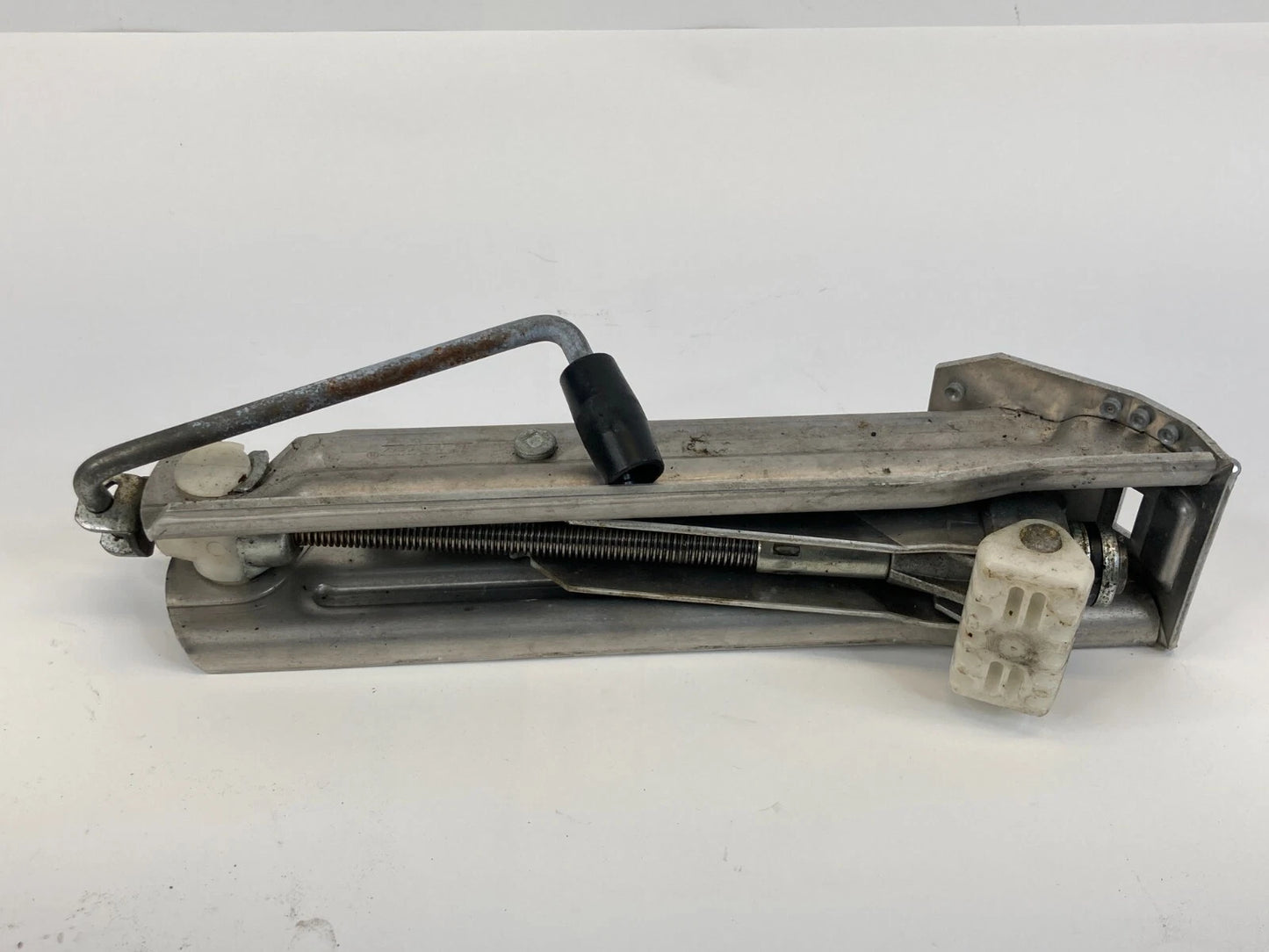 2003-2006 MERCEDES E500 EMERGENCY TIRE LIFTING JACK ASSEMBLY 2115830115 OEM