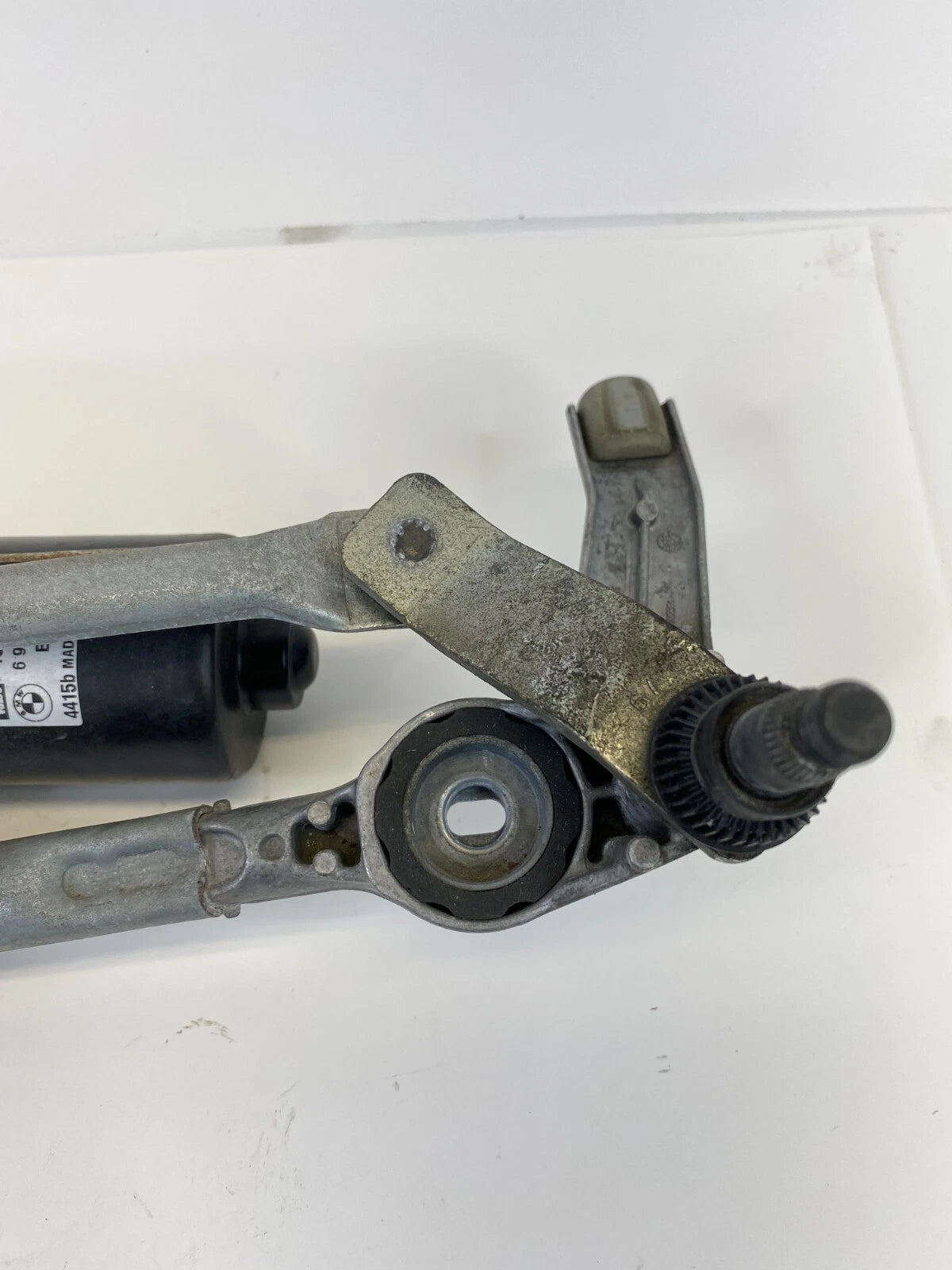 2006 BMW 330XI FRONT WINDSHIELD WIPER MOTOR LINKAGE ASSEMBLY OEM 697826301