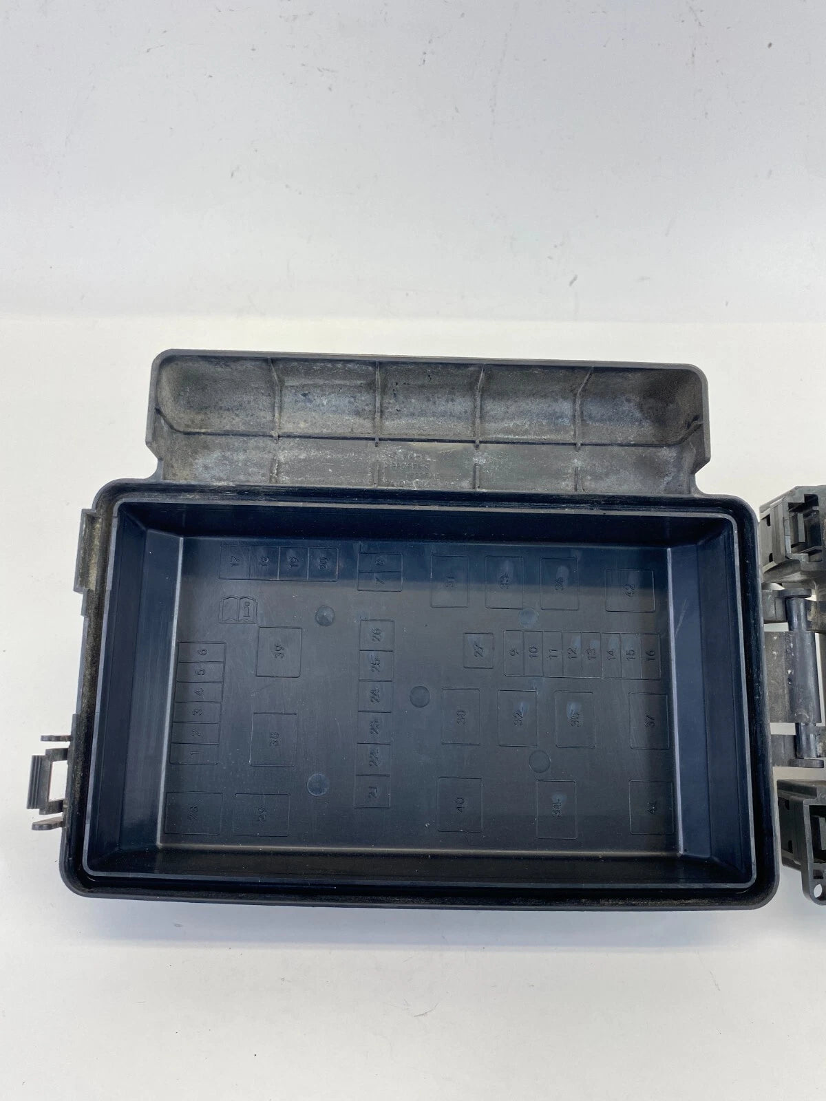 2005 DODGE MAGNUM 3.5L FUSE BOX RELAY BOX COMPARTMENT W/ CAP 7140-1914-30 OEM
