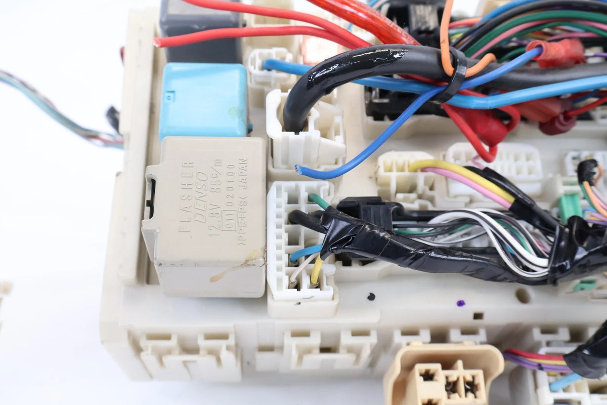 2007-2009 TOYOTA YARIS INTERIOR CABIN FUSE BOX RELAY PANEL OEM 82730-52610