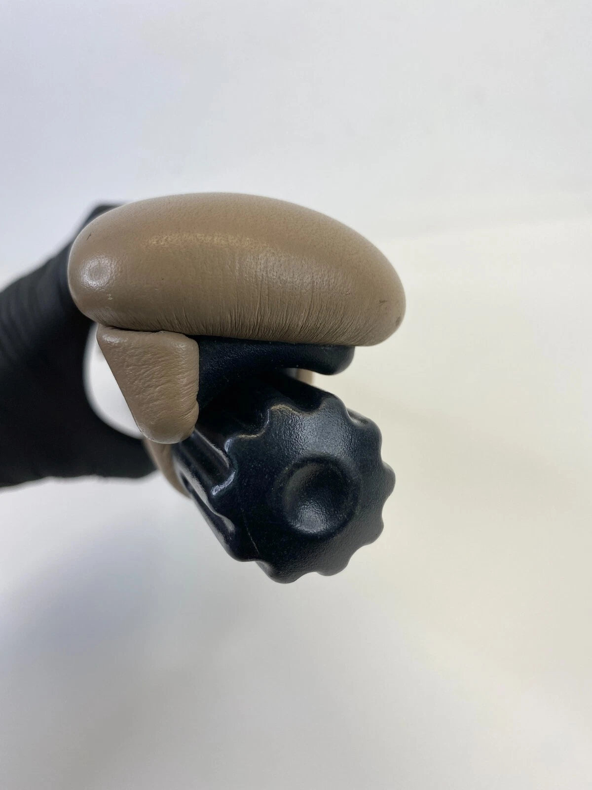 2003-2006 LAND ROVER RANGE ROVER FRONT RIGHT PASSENGER SEAT ARMREST ASSEMBLY OEM