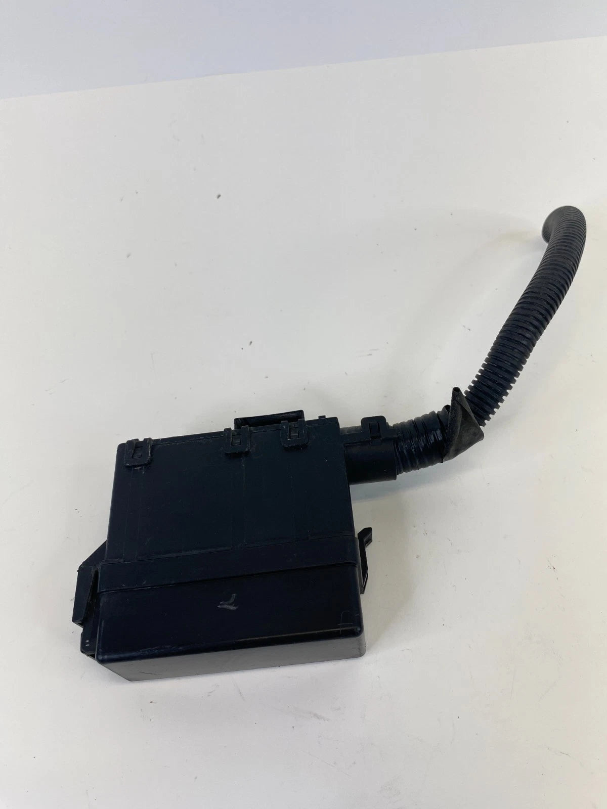 2012-2019 Nissan Versa Engine 1.6L SEDAN Engine Fuse Junction Box 24372-1HK0A