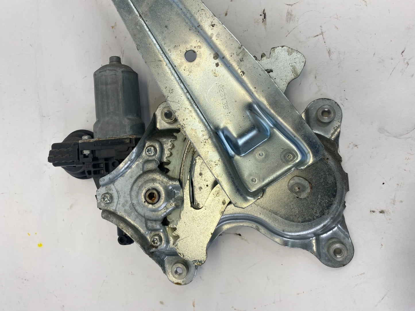 2009-2019 TOYOTA COROLLA REAR RIGHT DOOR POWER WINDOW MOTOR REGULATOR 85720AE010