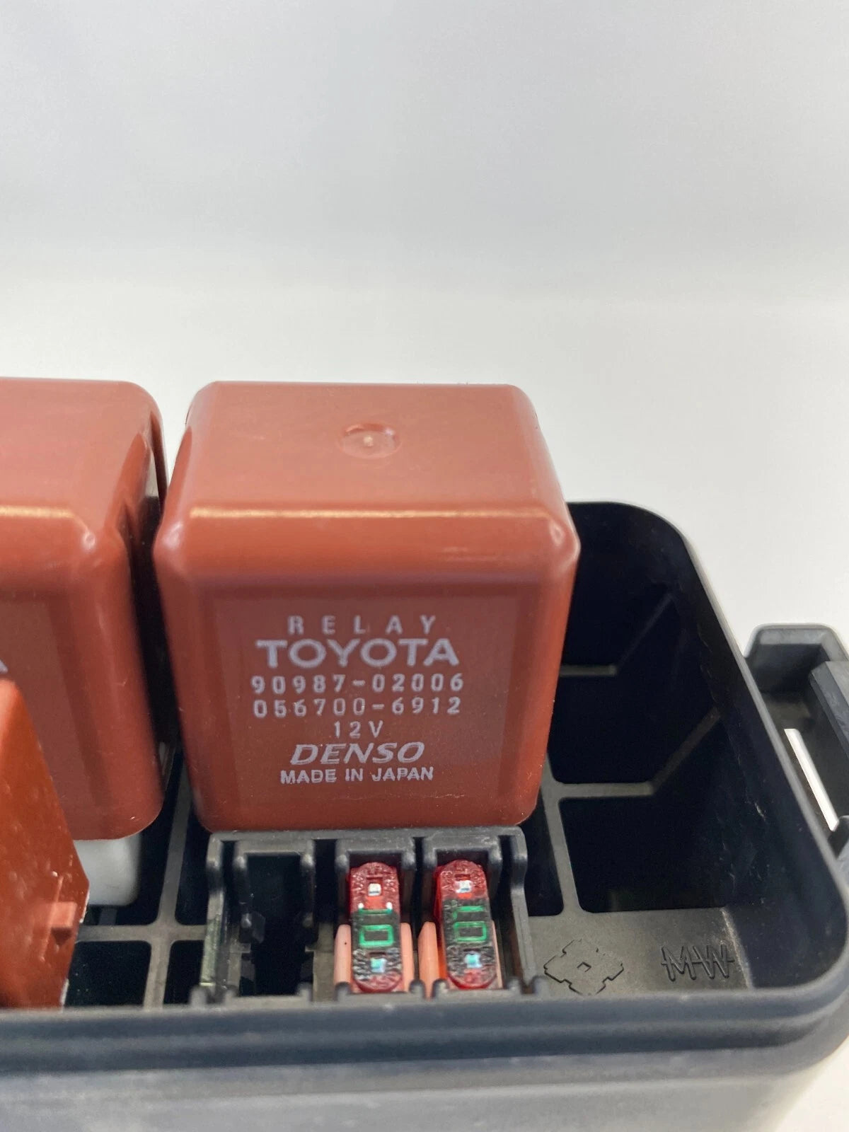 2000-2004 TOYOTA AVALON SMALL ENGINE BAY FUSE RELAY BLOCK BOX UNIT OEM FACTORY