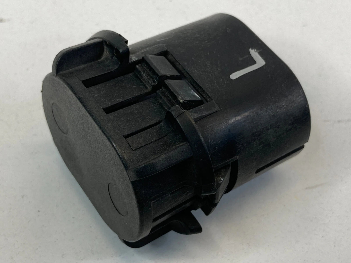 06-12 MERCEDES-BENZ R350 LEFT SIDE RADIATOR UPPER MOUNT BRACKET A2515040214 OEM