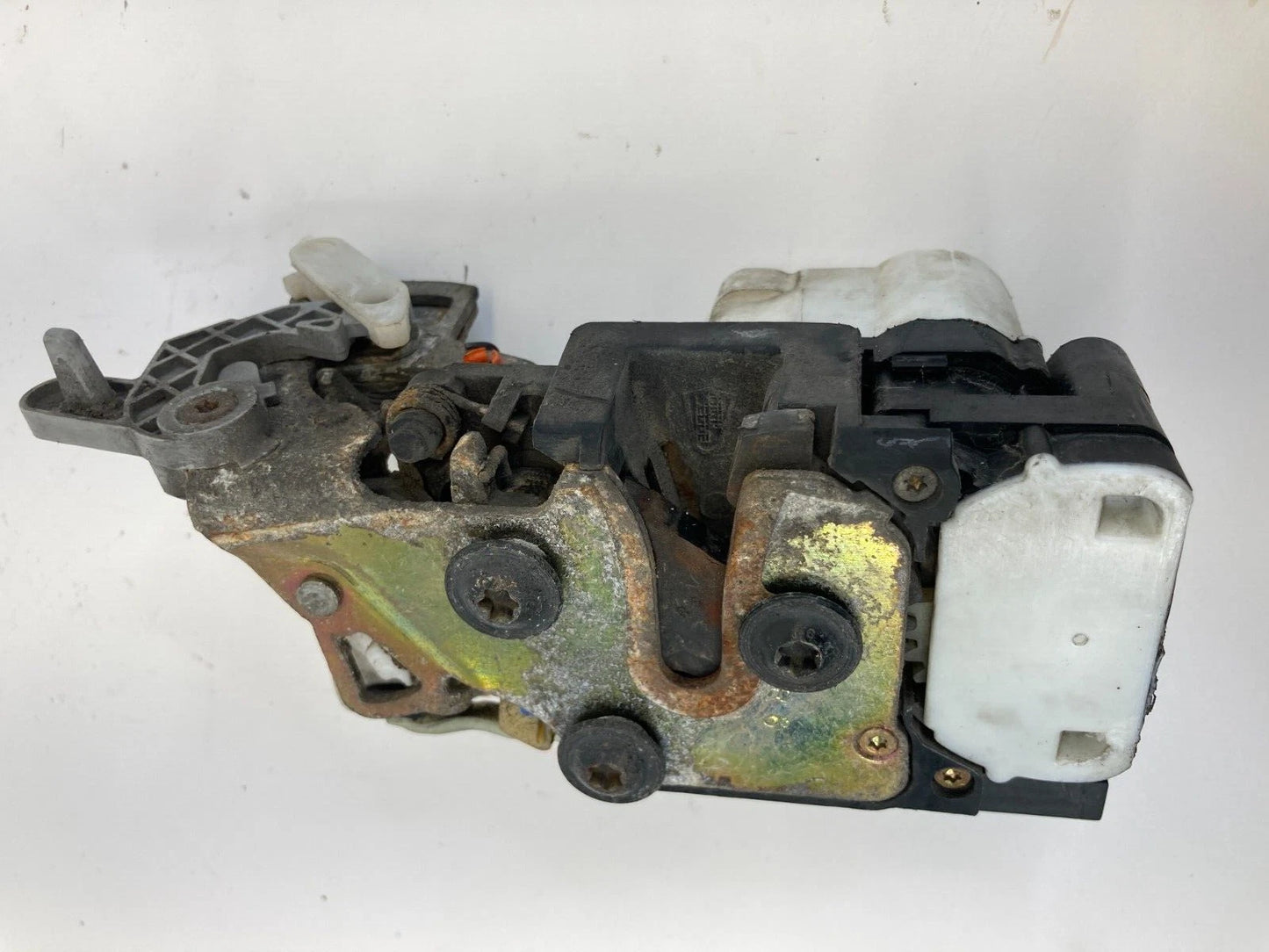 03-06 AVALANCHE 1500 TAHOE REAR RIGHT BACK SIDE DOOR LOCK LATCH ASSY 16872414