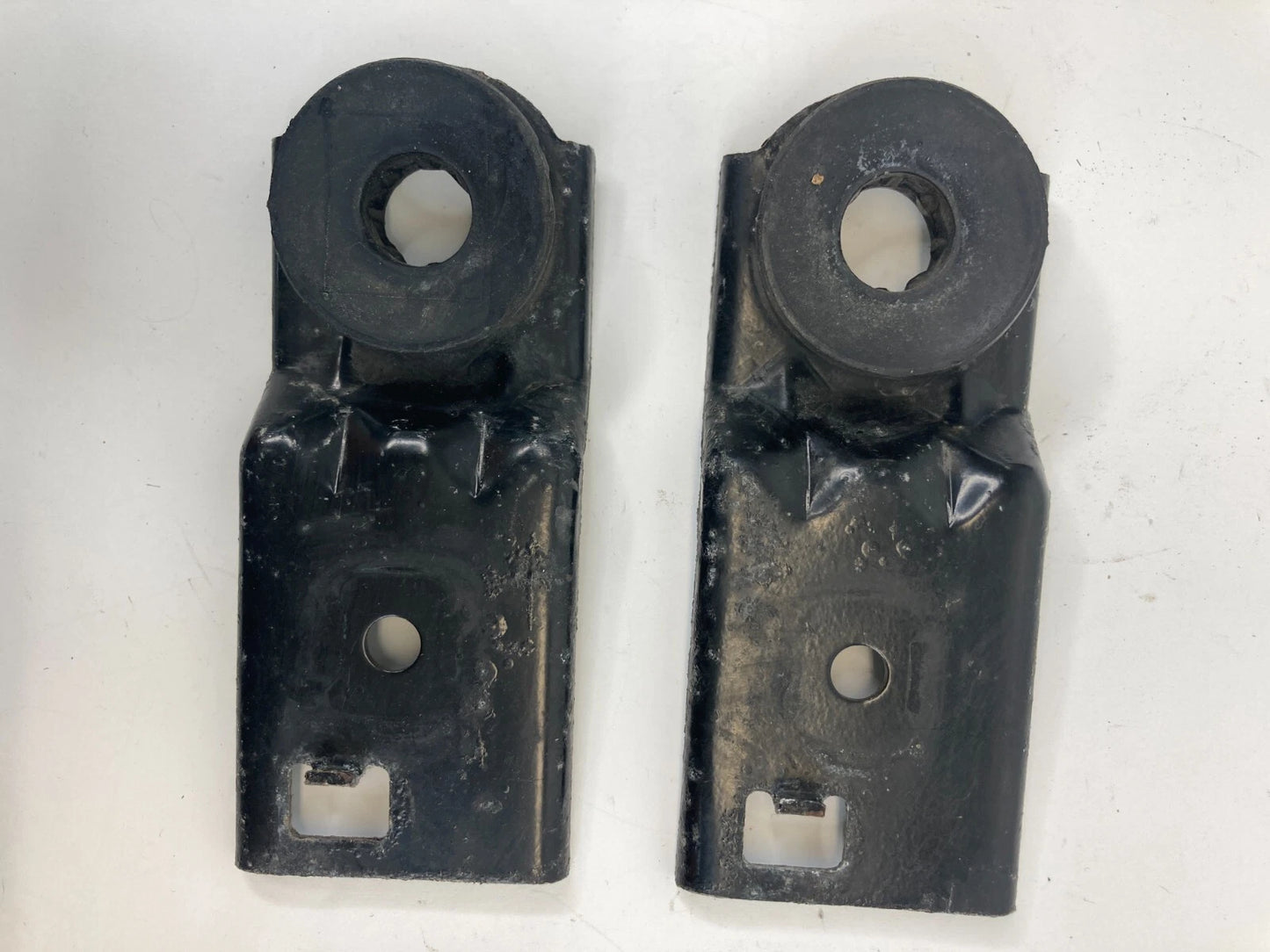 1998-2002 LINCOLN TOWN CAR MOUNT RADIATOR UPPER BRACKET MOUNT PAIR SET OEM