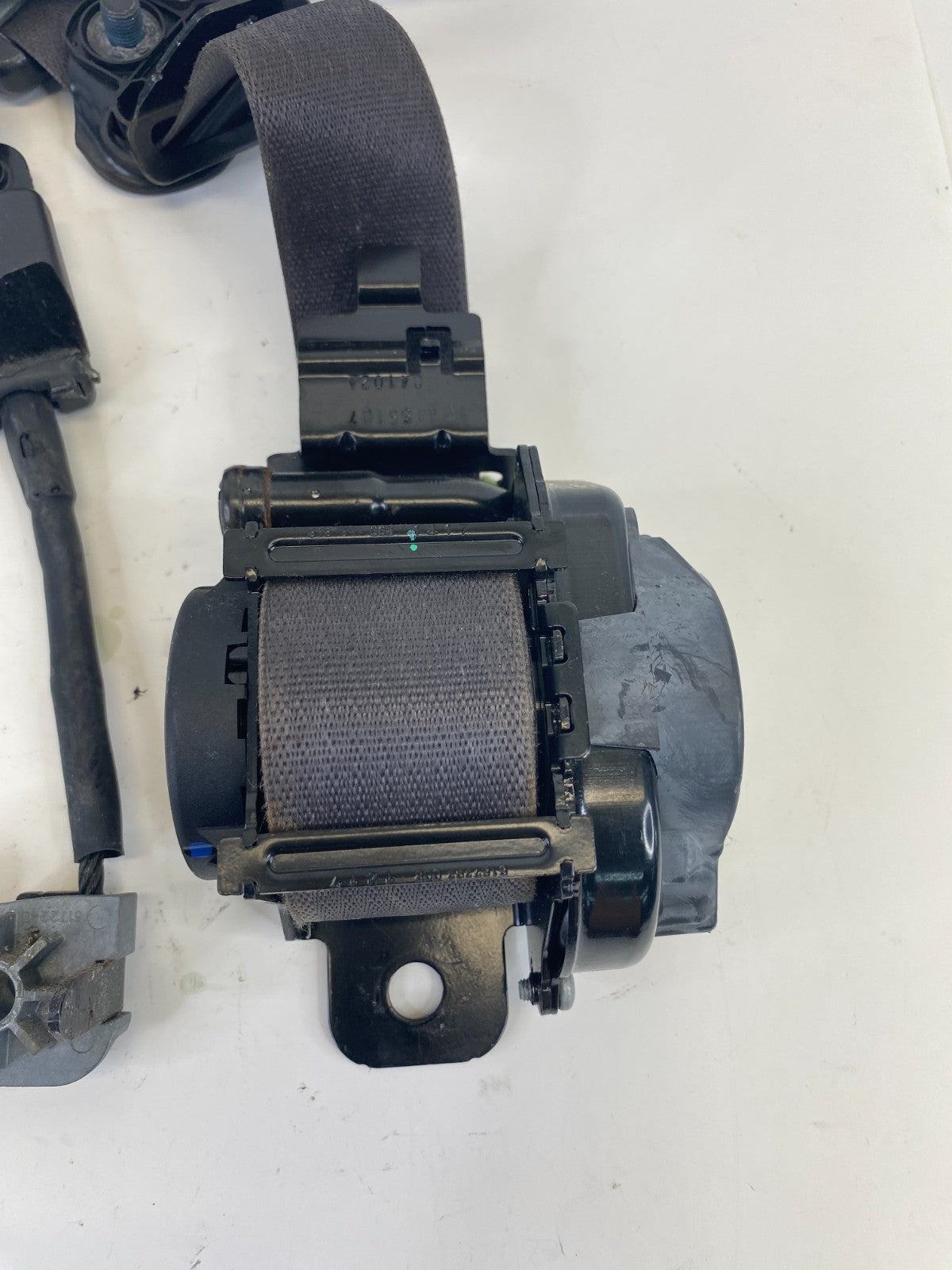 11-15 Buick Enclave Front Right Passenger Side Seat Belt Retractor Assy 15903263