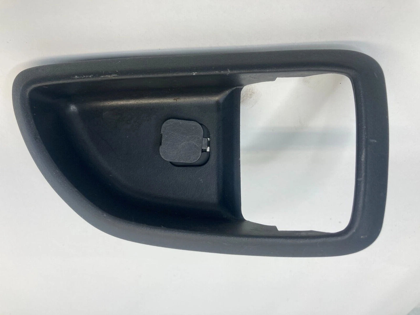10-13 KIA SOUL FRONT RIGHT SIDE INNER DOOR HANDLE COVER BEZEL TRIM 82611-2K100