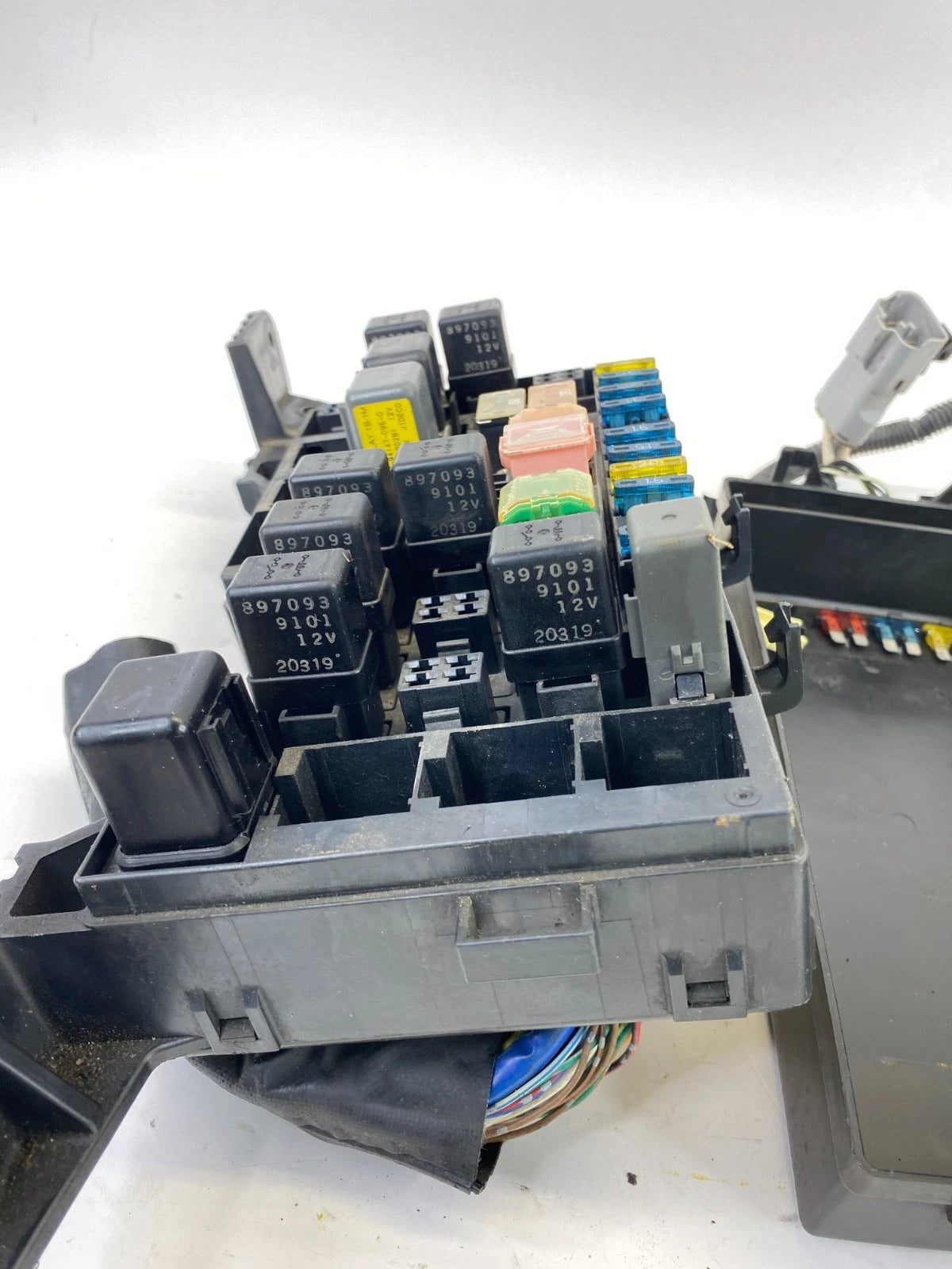 1992-2002 ISUZU TROOPER ENGINE FUSE AND RELAY BLOCK BOX ASSEMBLY OEM