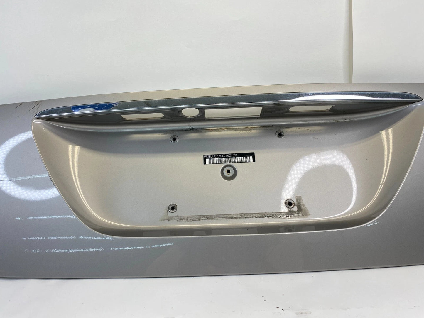 03-06 MERCEDES-BENZ E320 TRUNK LID TAILGATE LICENSE PLATE TRIM A2117500337 OEM