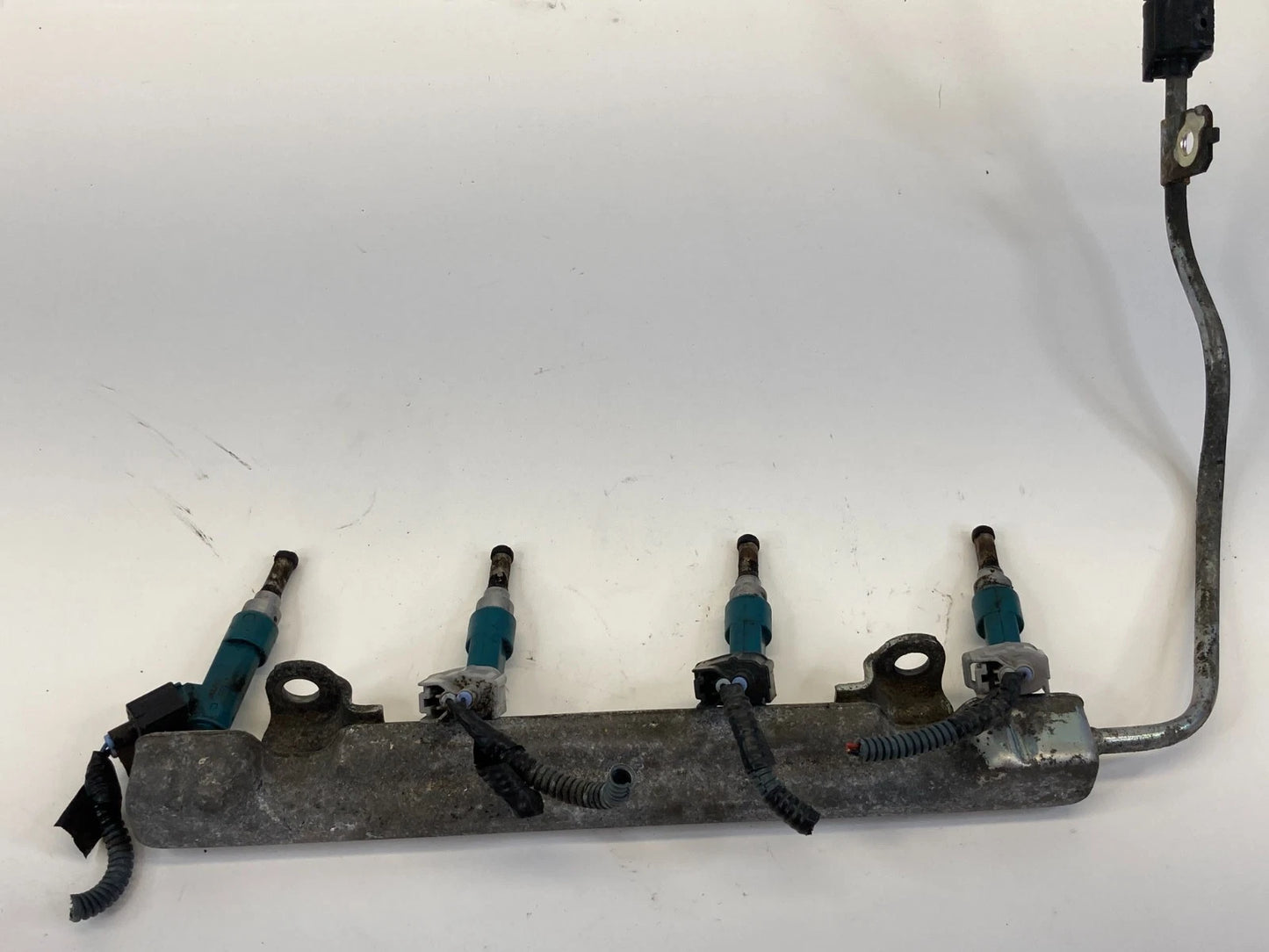 10-15 Toyota Prius 1.8L L4 AT Engine Fuel Injection Pipe Rail W/ Injectors OEM