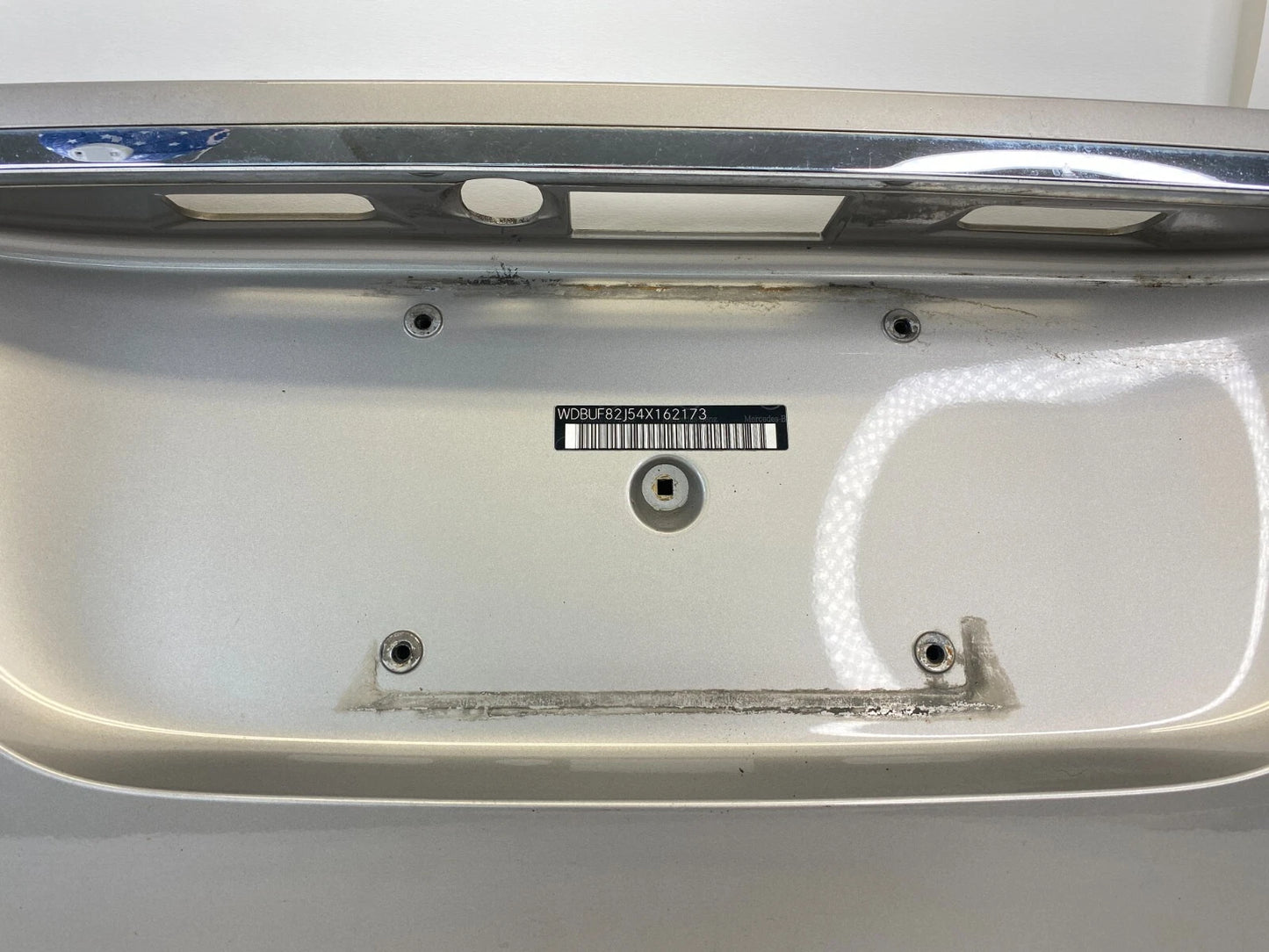 03-06 MERCEDES-BENZ E320 TRUNK LID TAILGATE LICENSE PLATE TRIM A2117500337 OEM