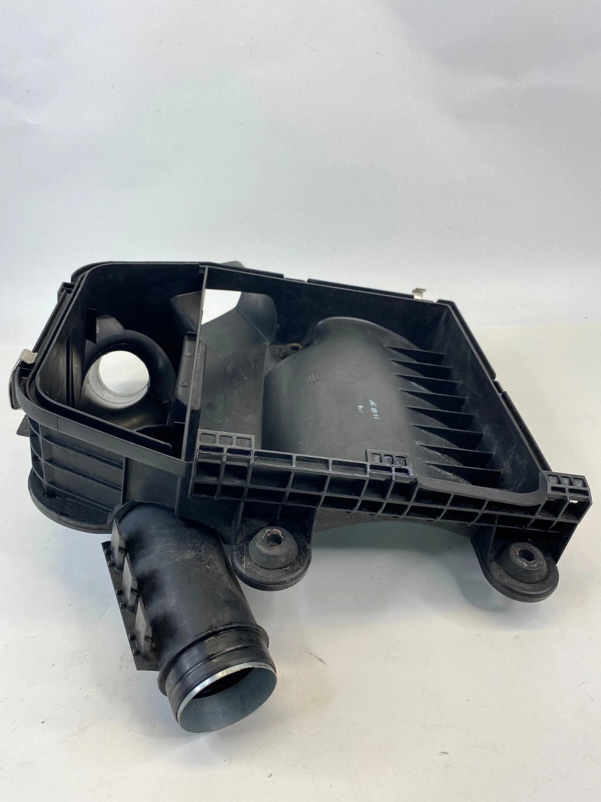 09 10 BMW 535I XDRIVE 3.0L AIR INTAKE CLEANER MUFFLER BOX LOWER 13717556547 OEM
