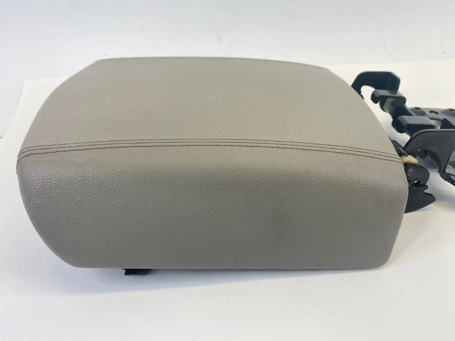 2015-2018 KIA SEDONA CENTER CONSOLE ARMREST ARM REST COMPARTMENT OEM