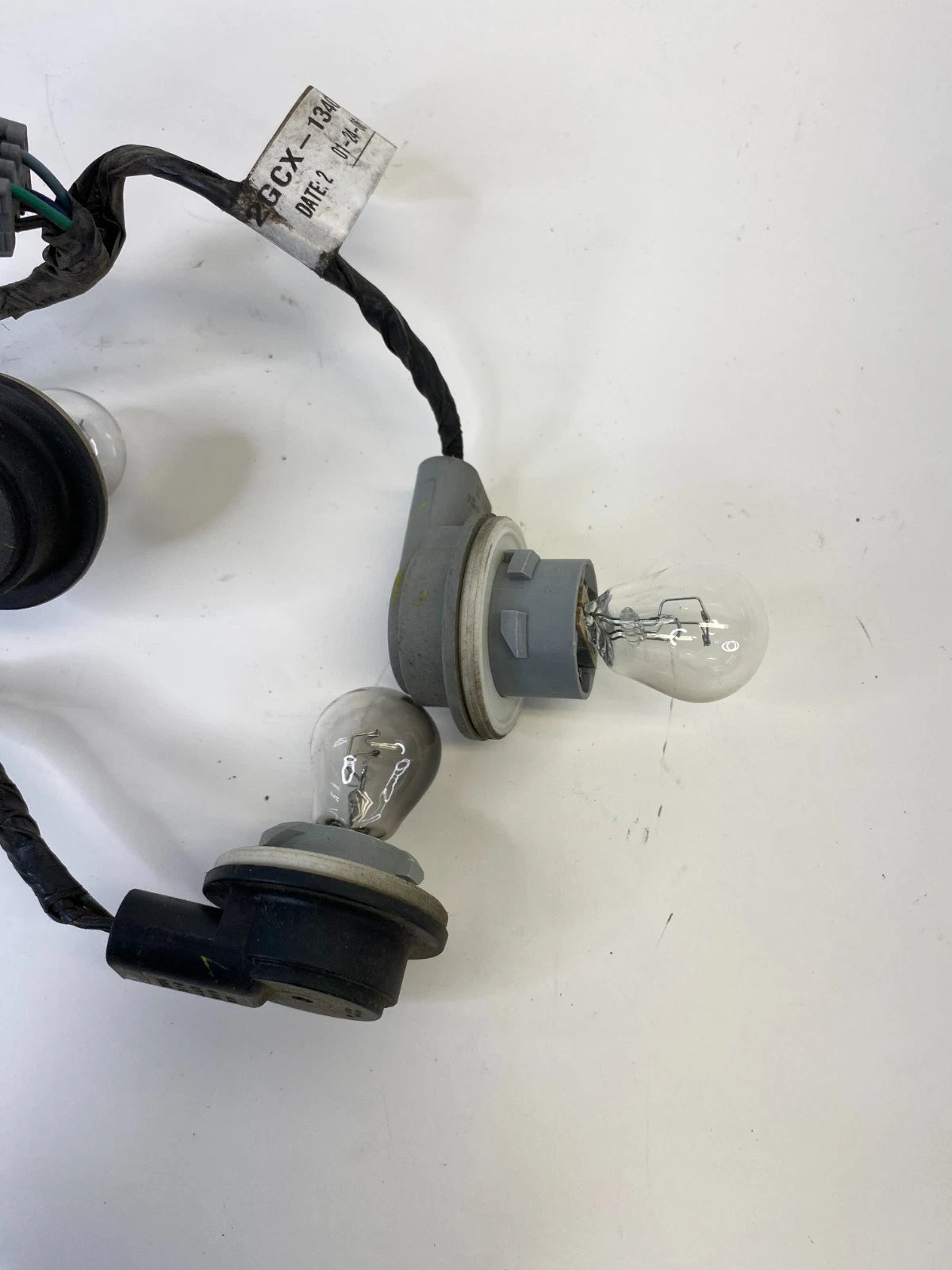 2002-2007 SATURN VUE TAIL LIGHT LAMP WIRE HARNESS REAR PLUG 2GCX-13407-AC OEM